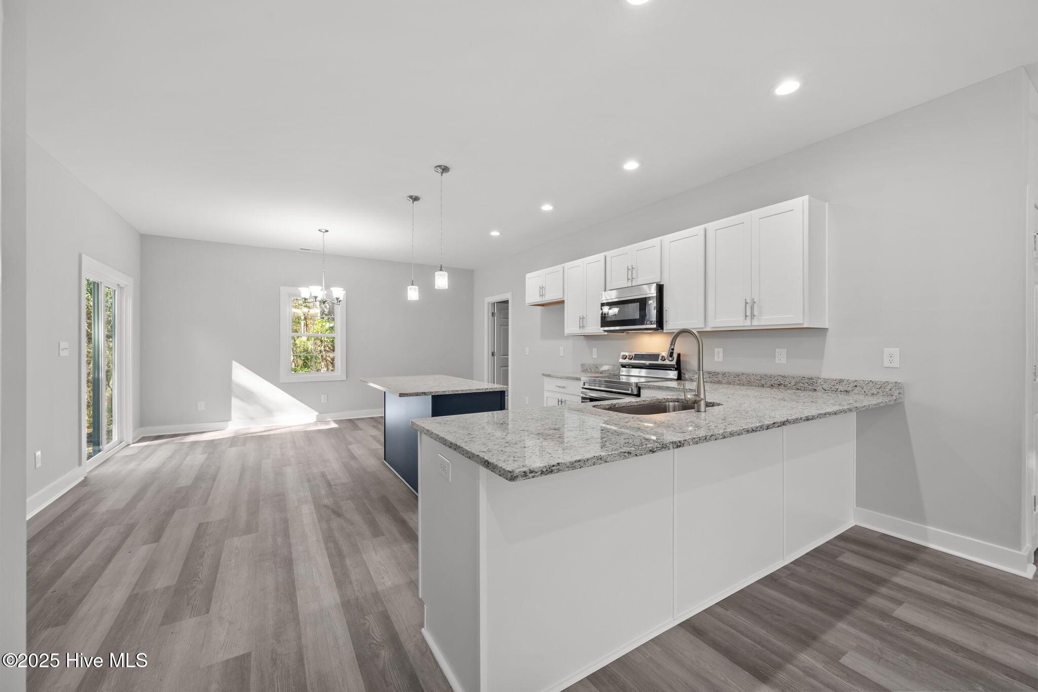 100542869 | Photo 19