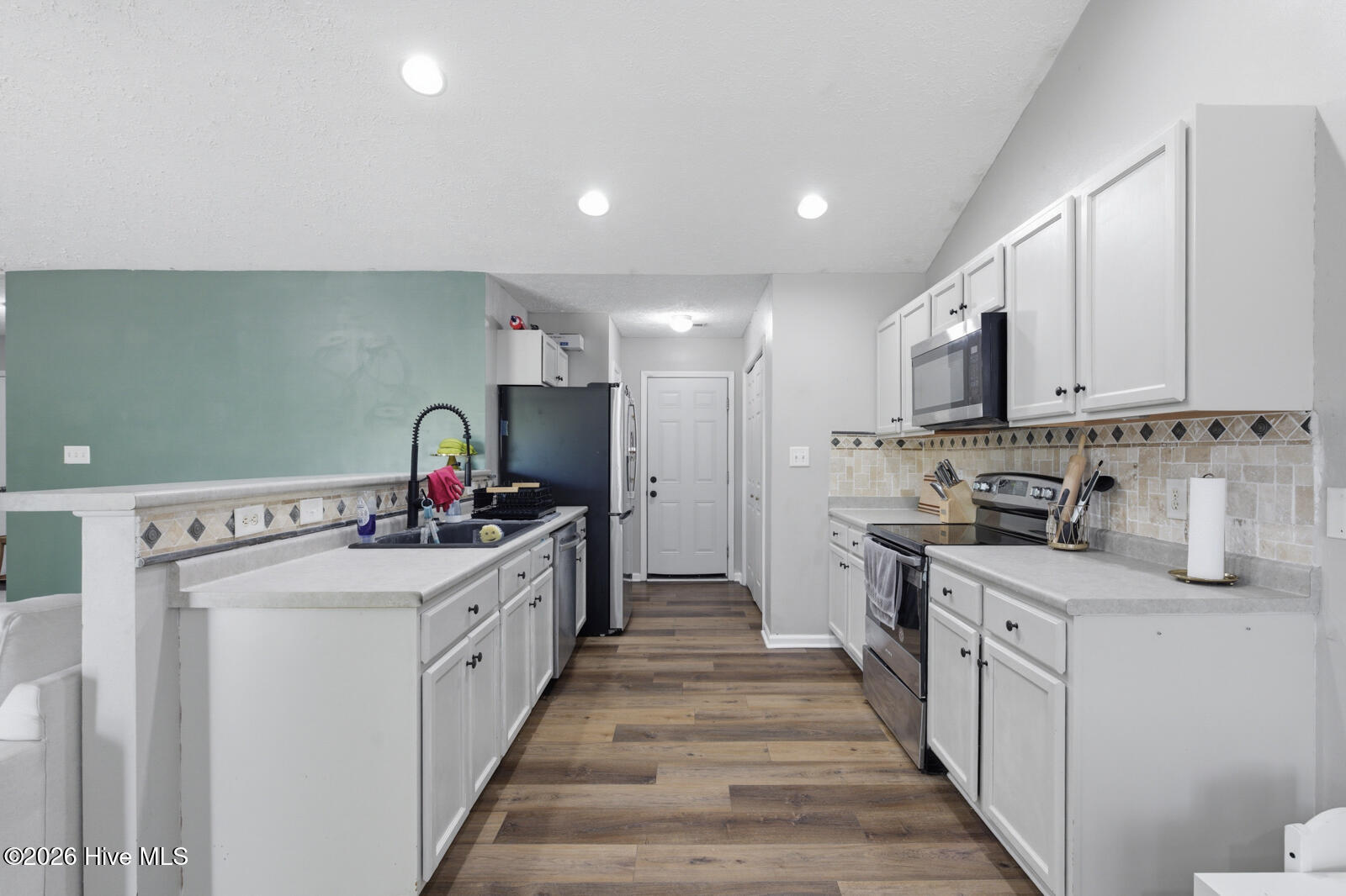 100568997 | Photo 12