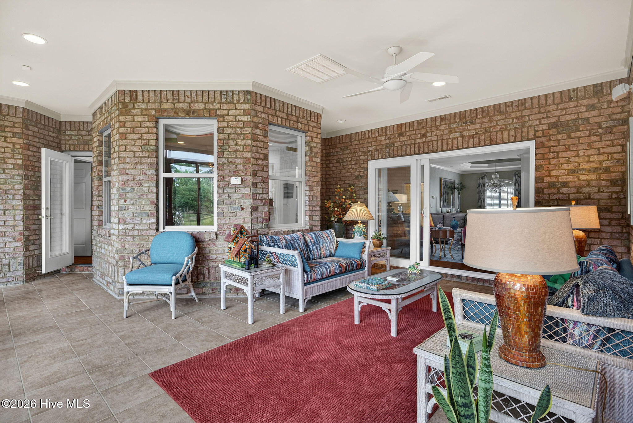 100565990 | Photo 17