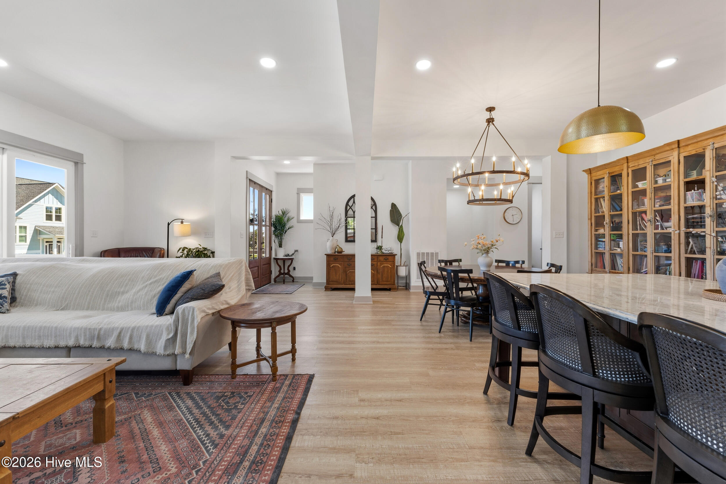 100570688 | Photo 14