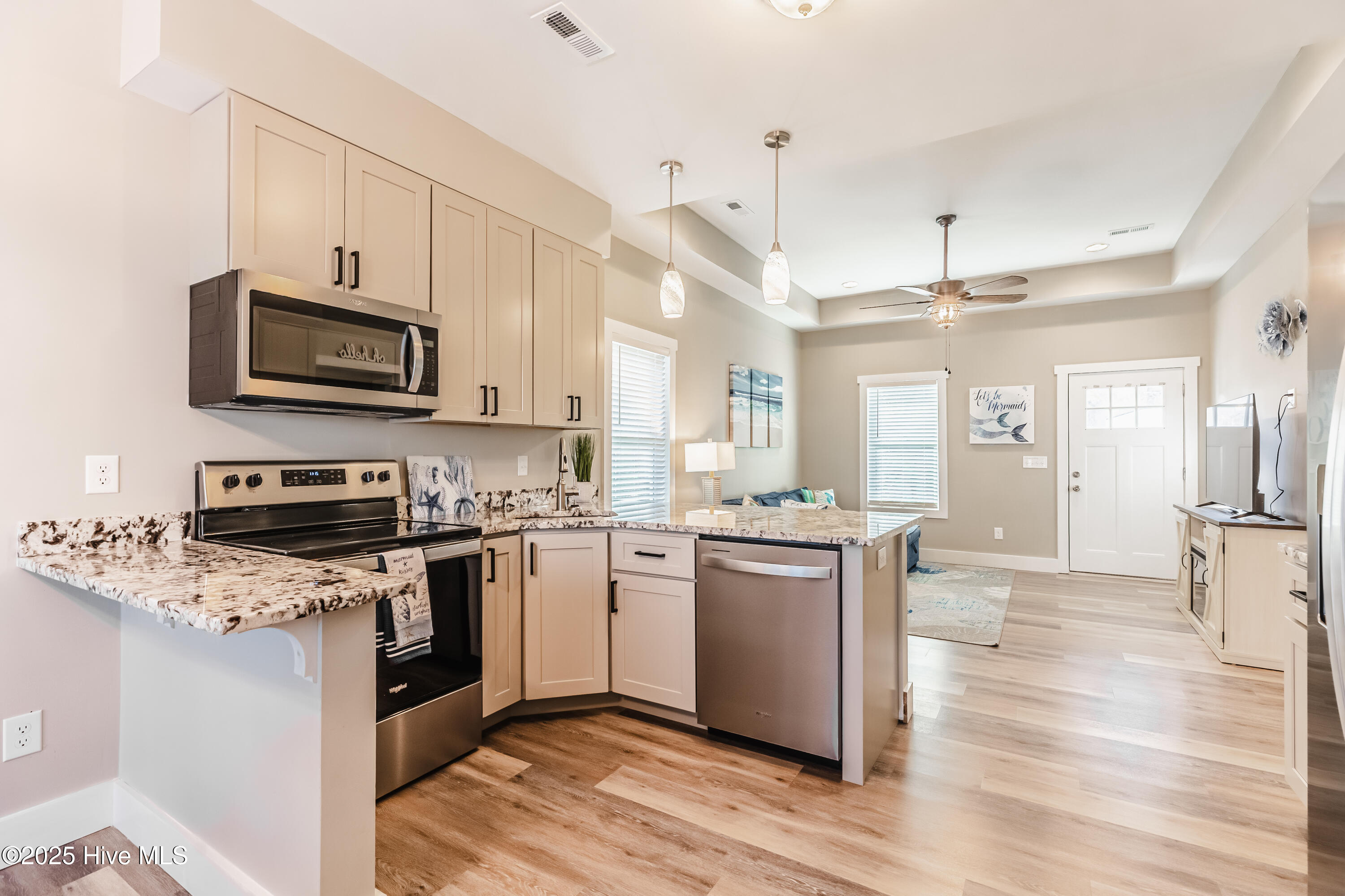 100542603 | Photo 30