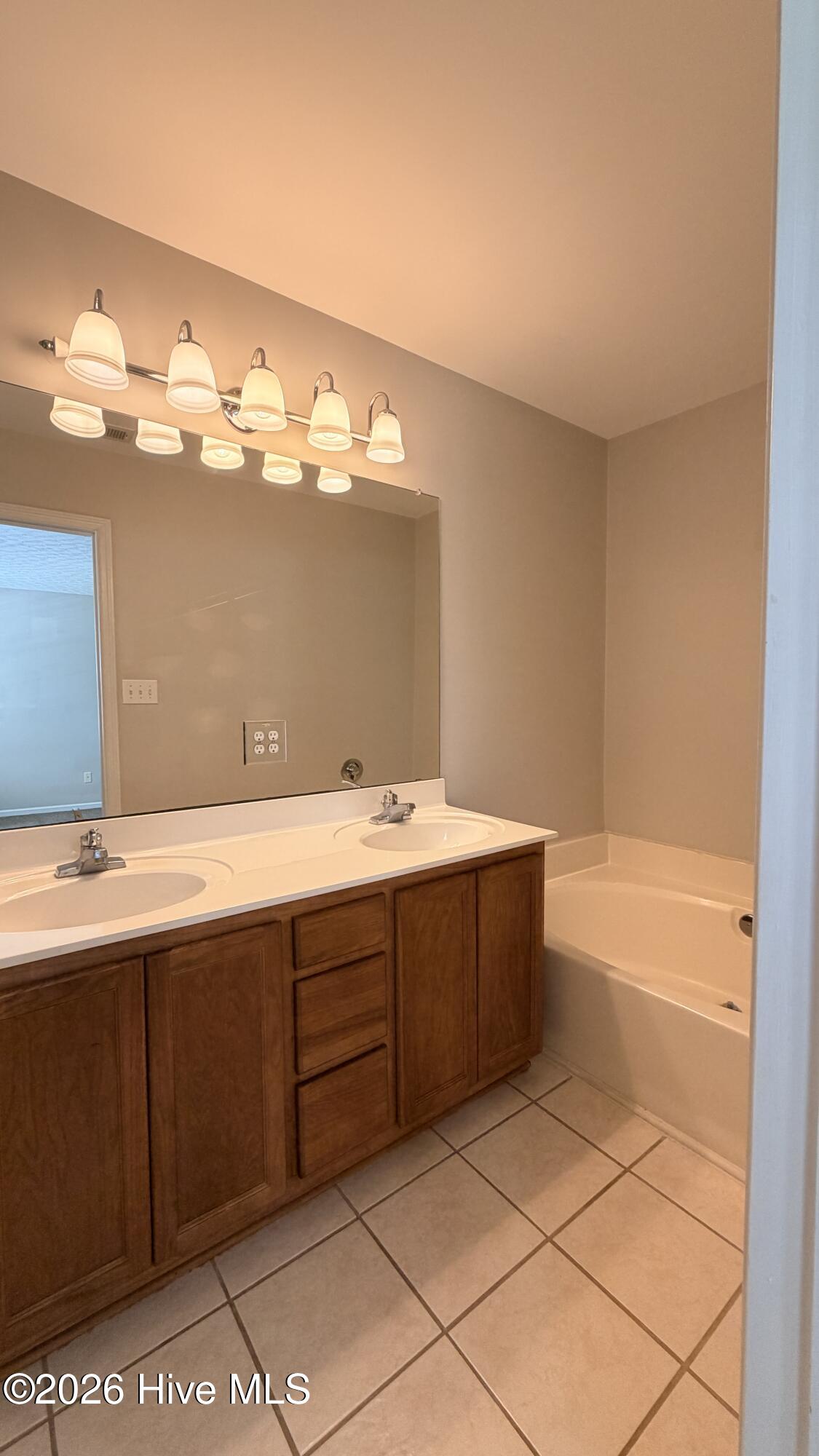 100569360 | Photo 23