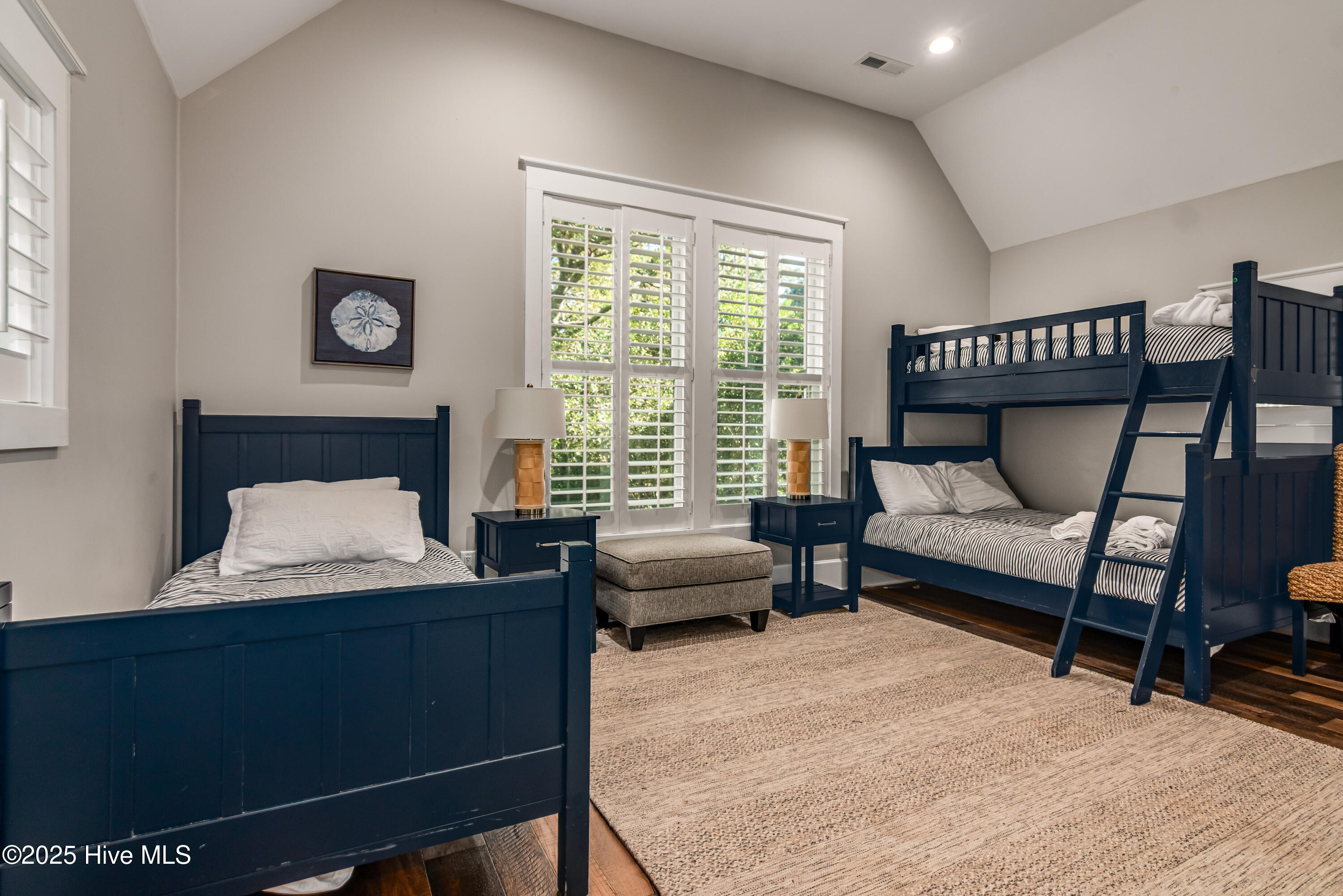 100530236 | Photo 38