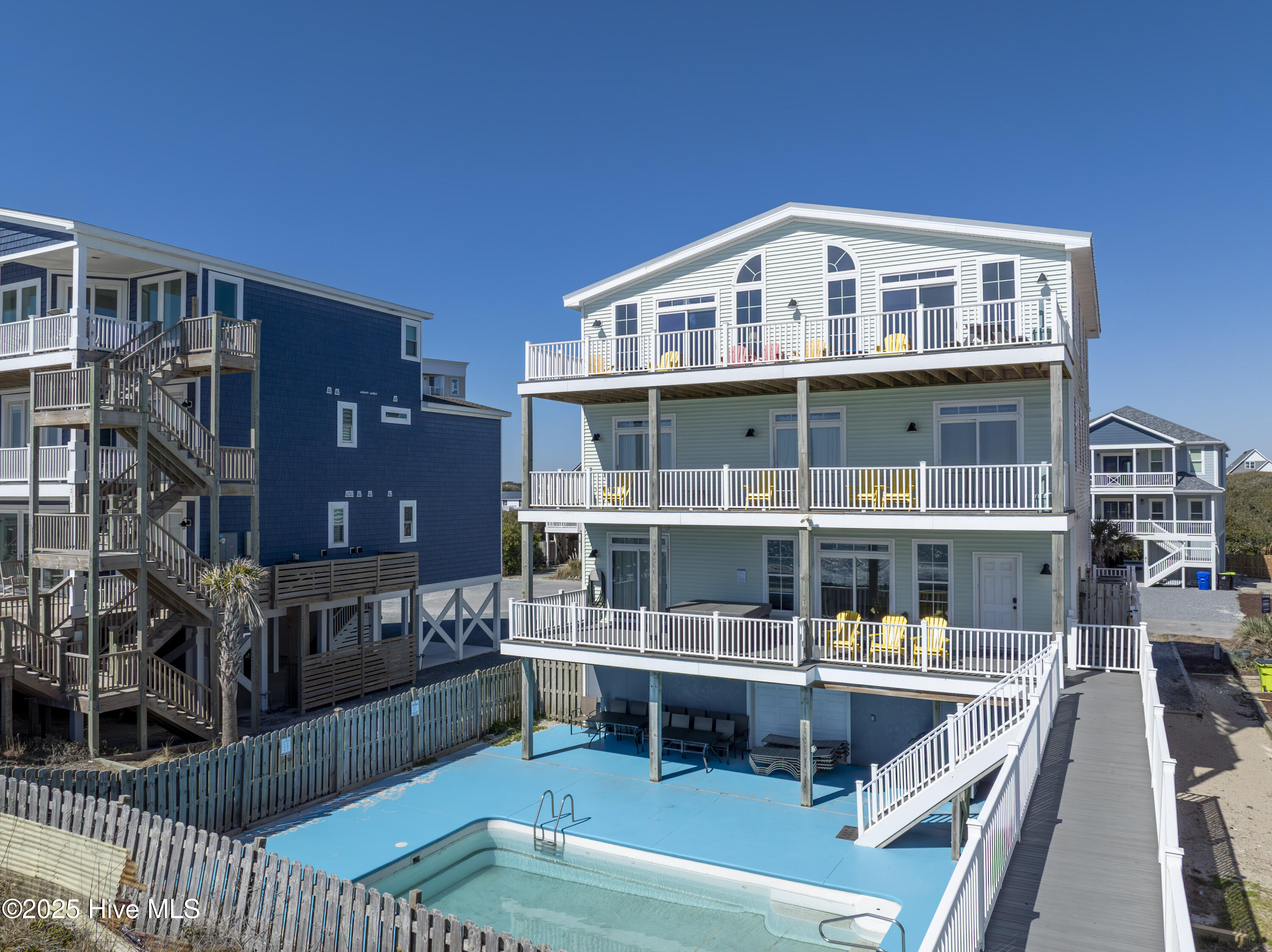 100492719 | Photo 16