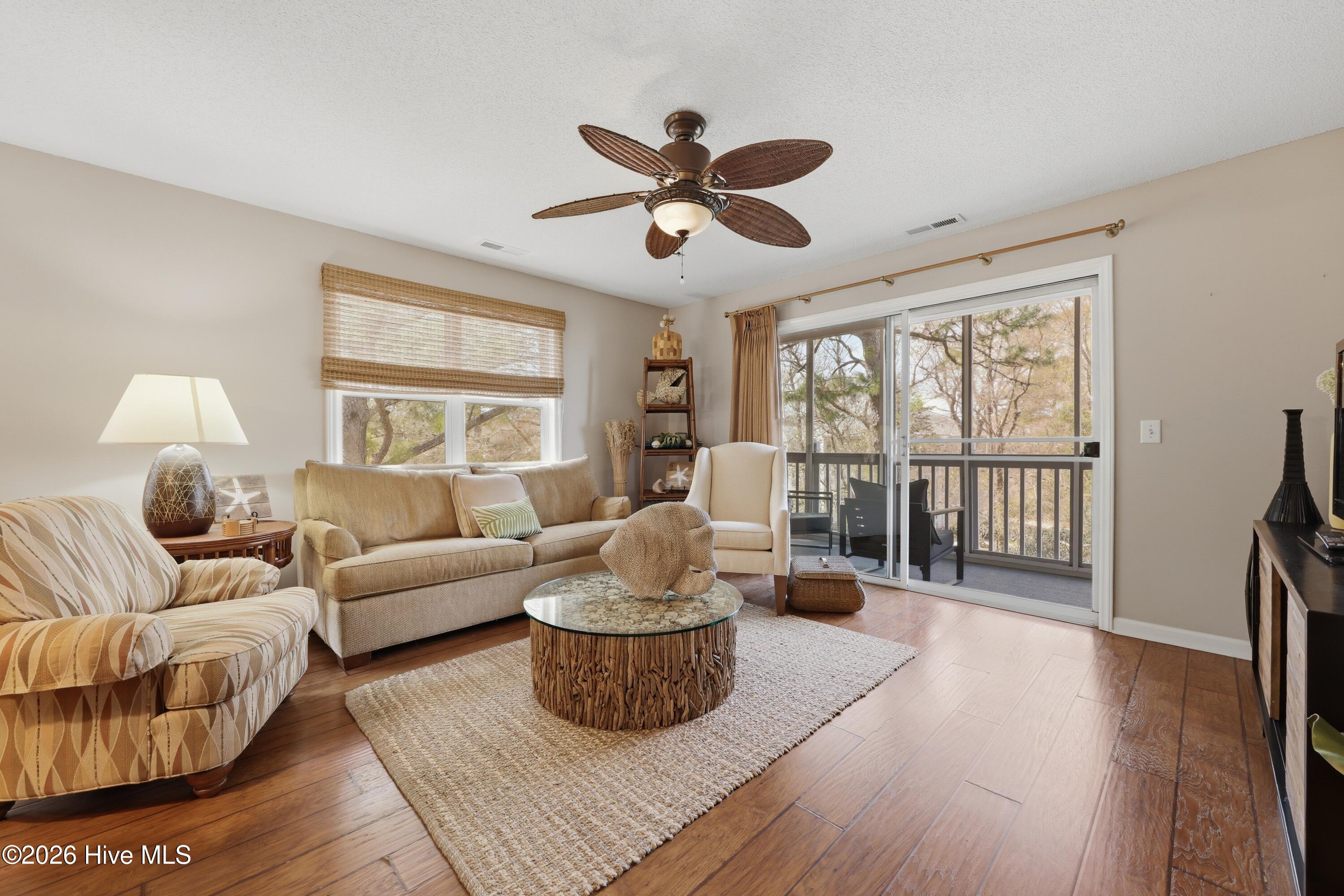 100561608 | Photo 11