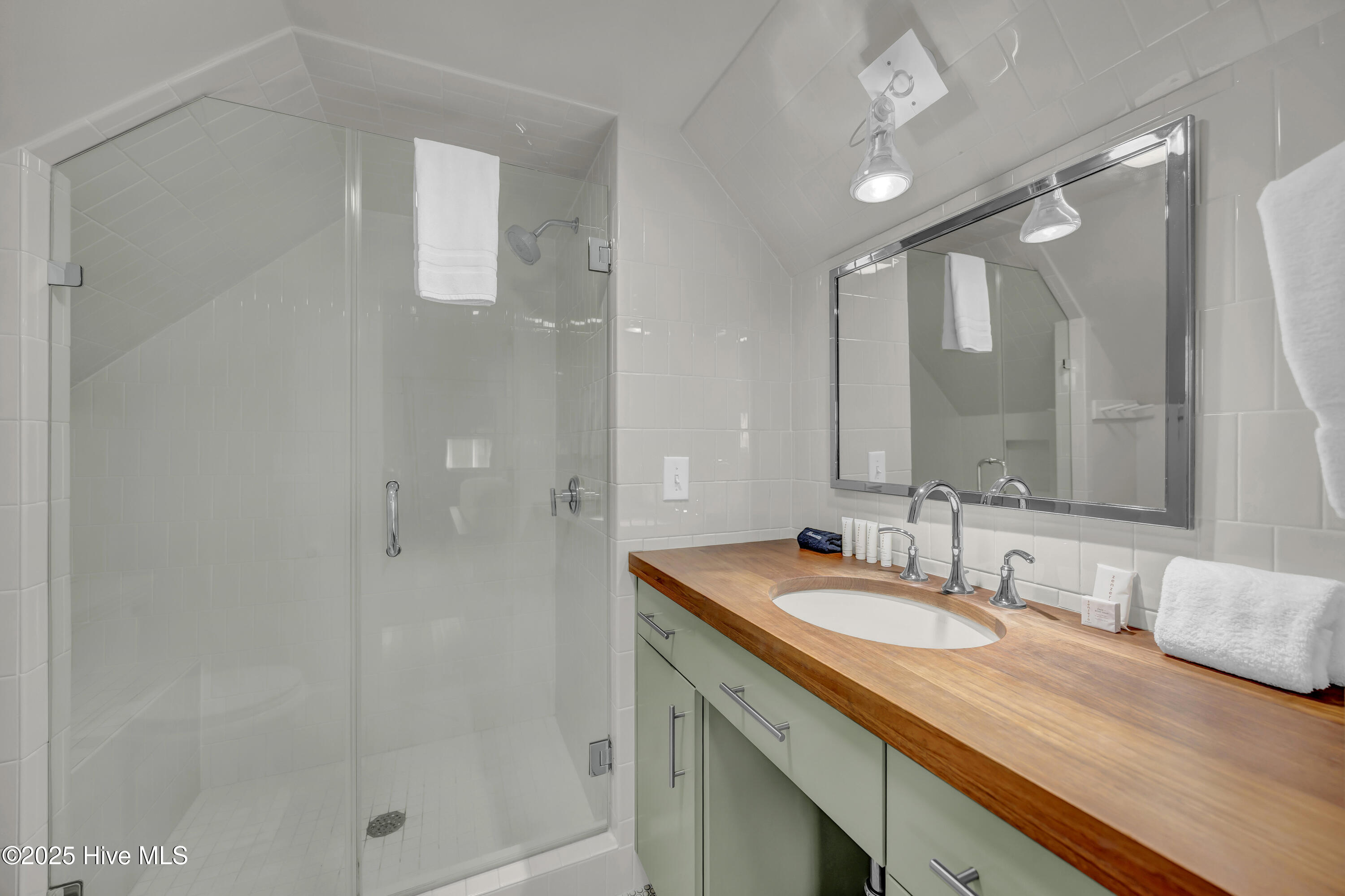 100536845 | Photo 30