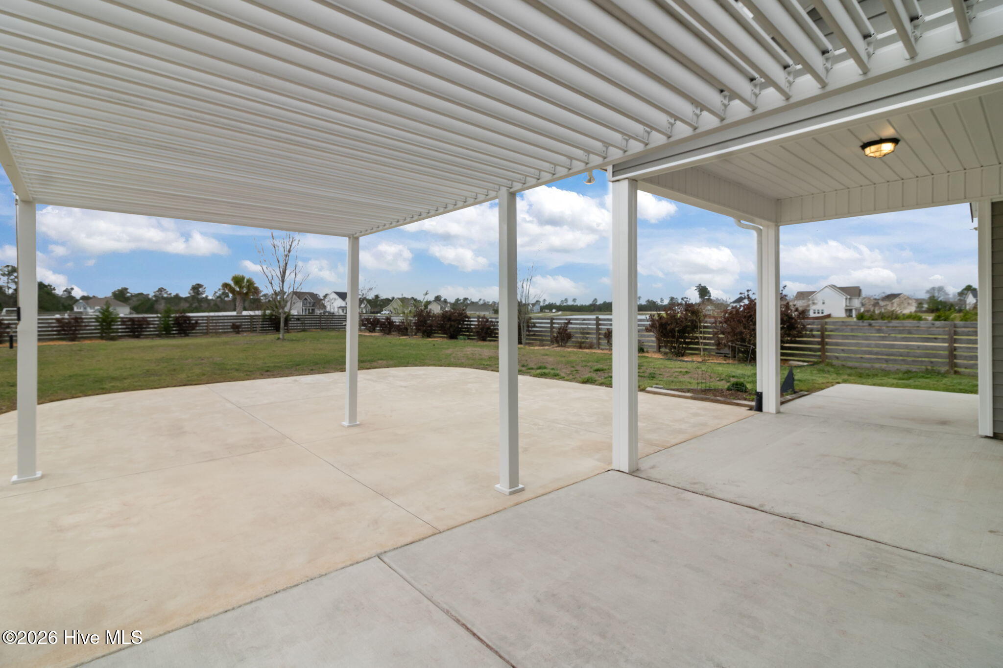 100560163 | Photo 38