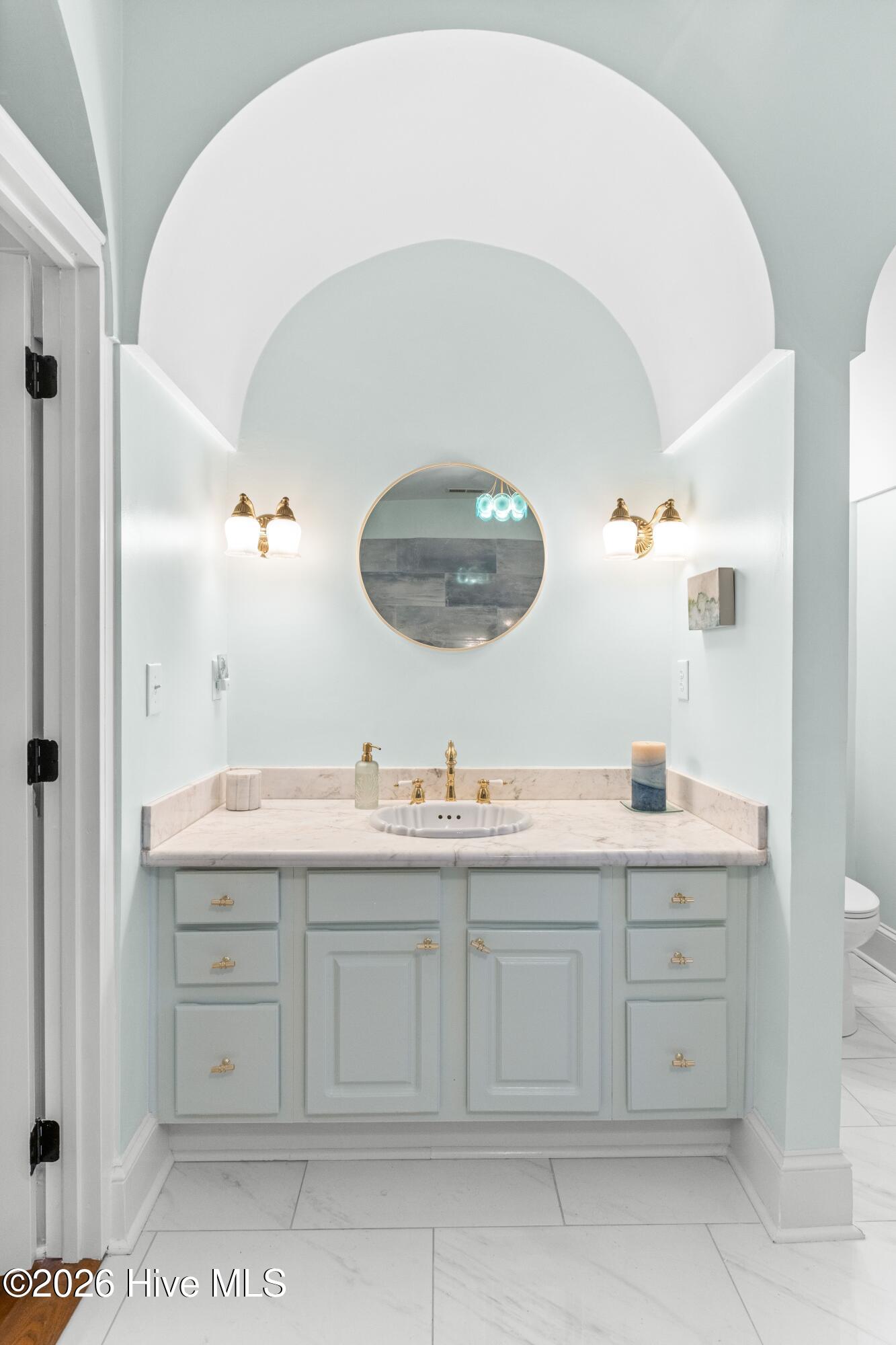 100560142 | Photo 32