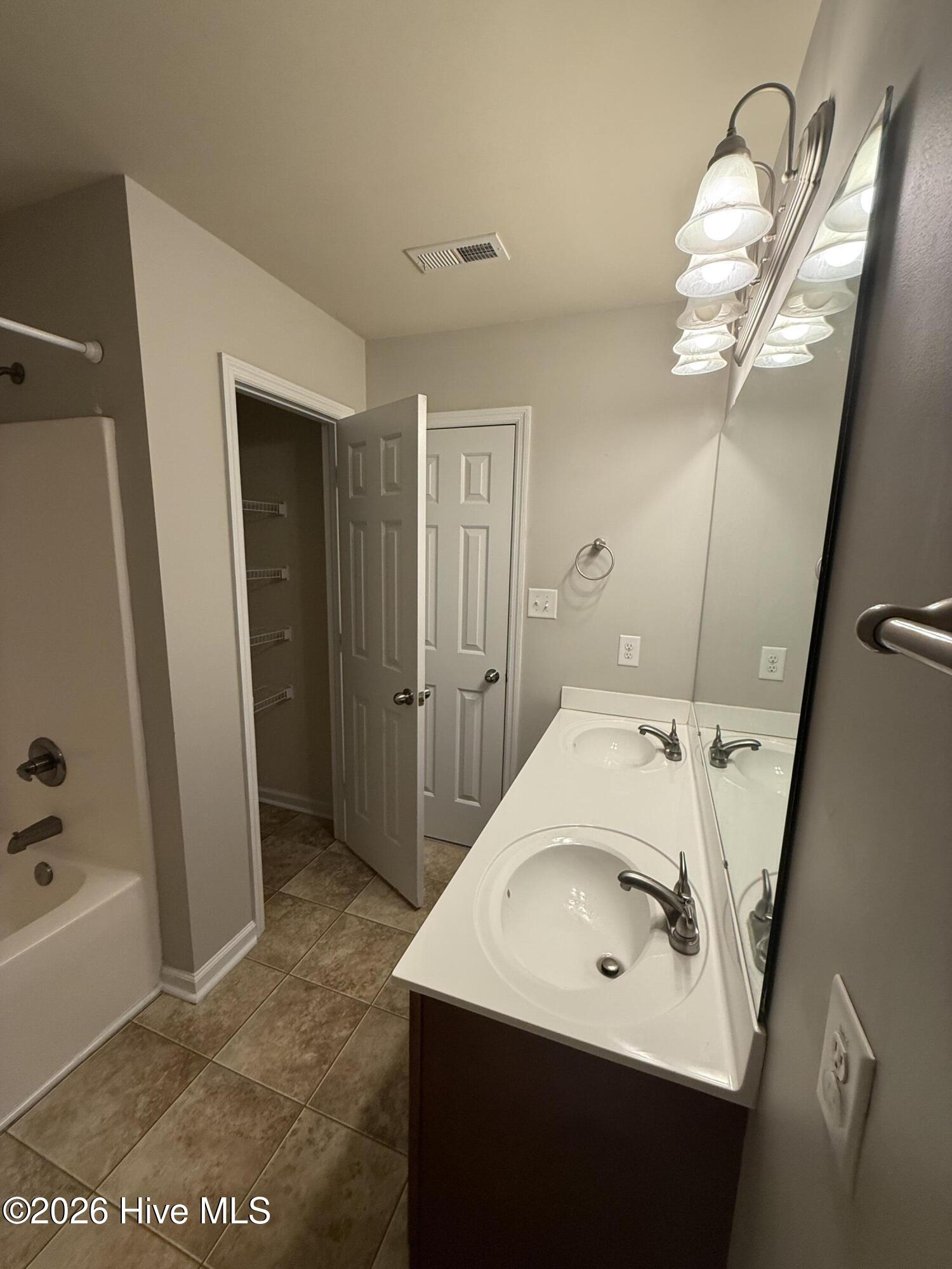 100546488 | Photo 22