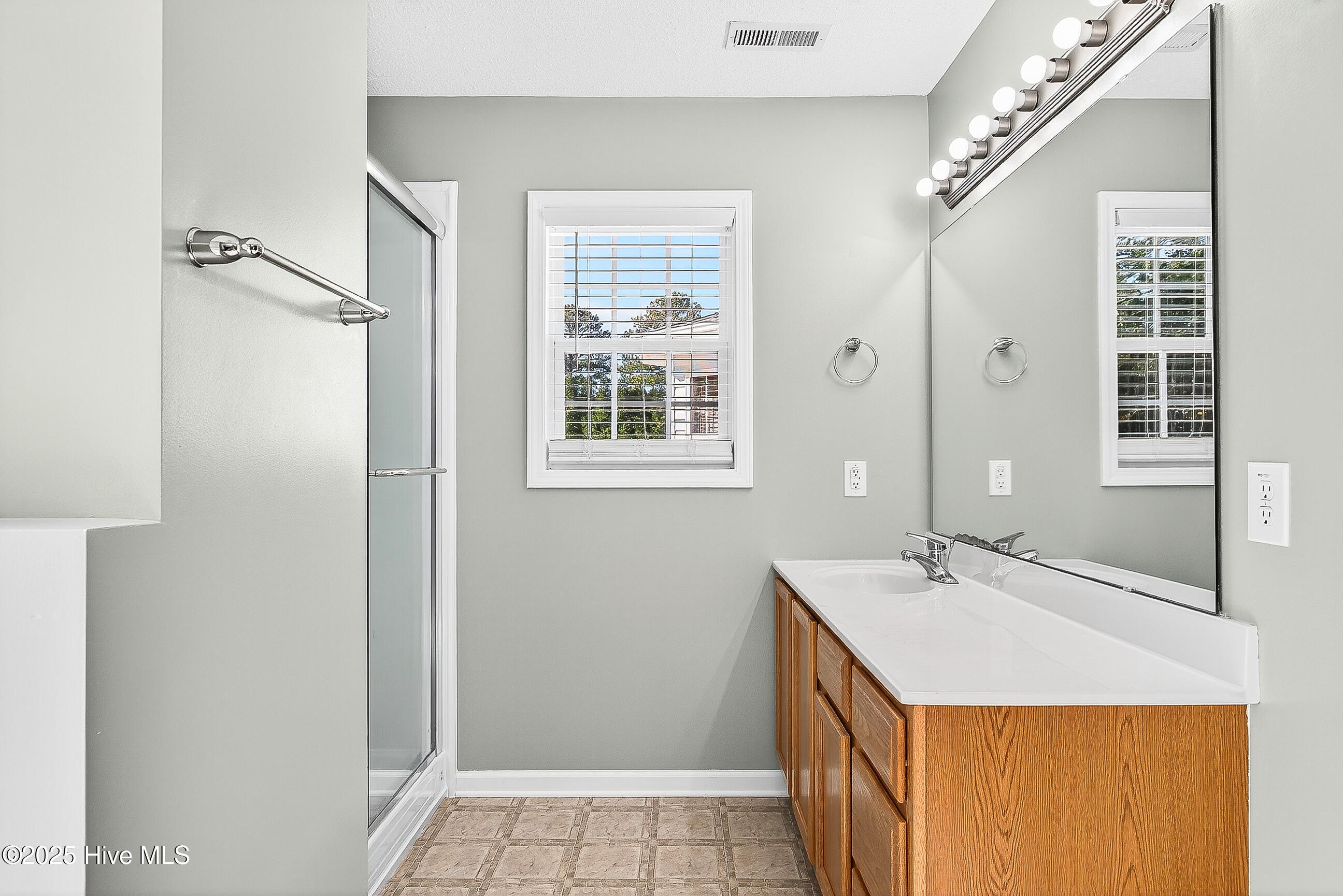 100540052 | Photo 19