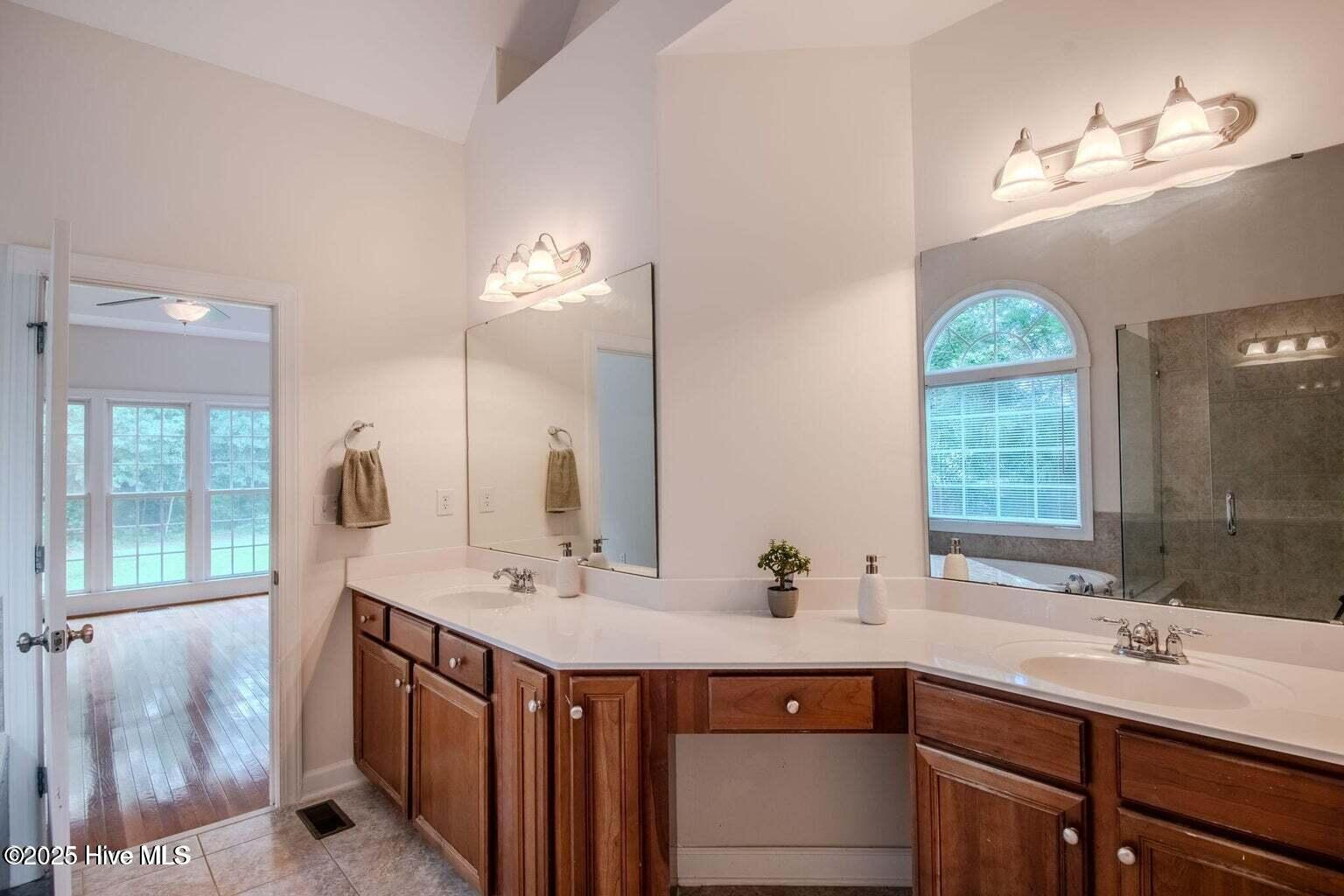 100538415 | Photo 11