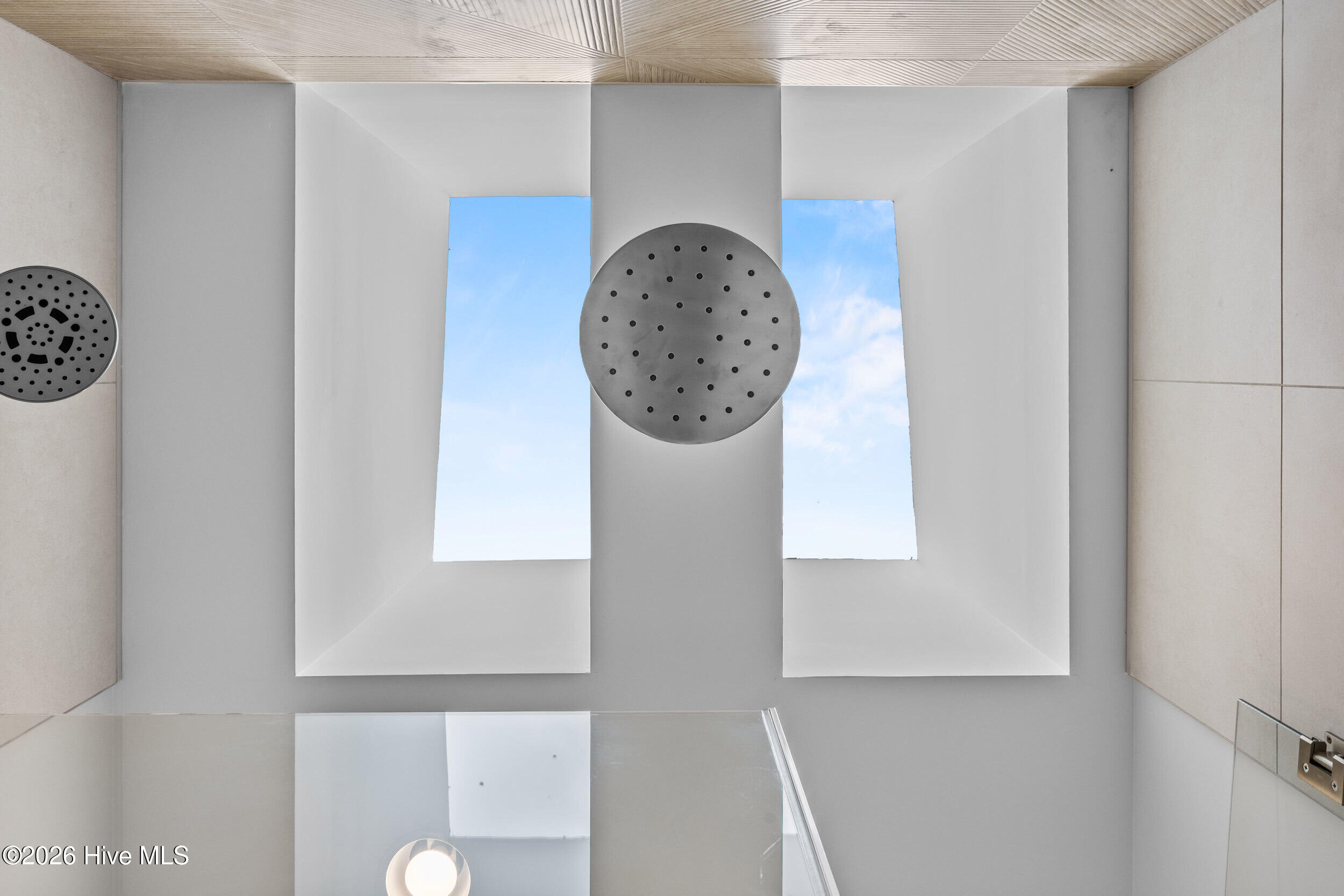 100557760 | Photo 36