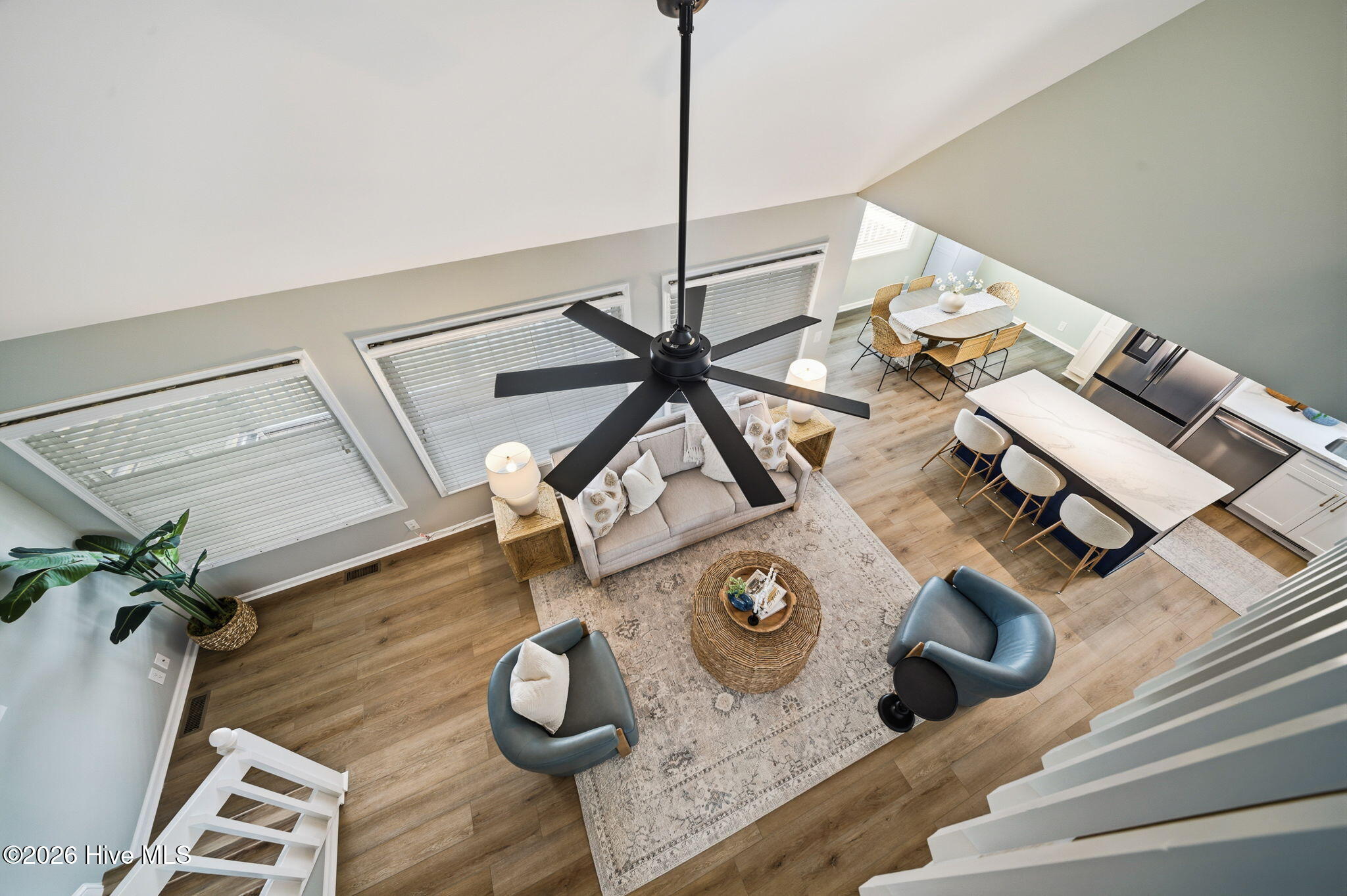 100557260 | Photo 32