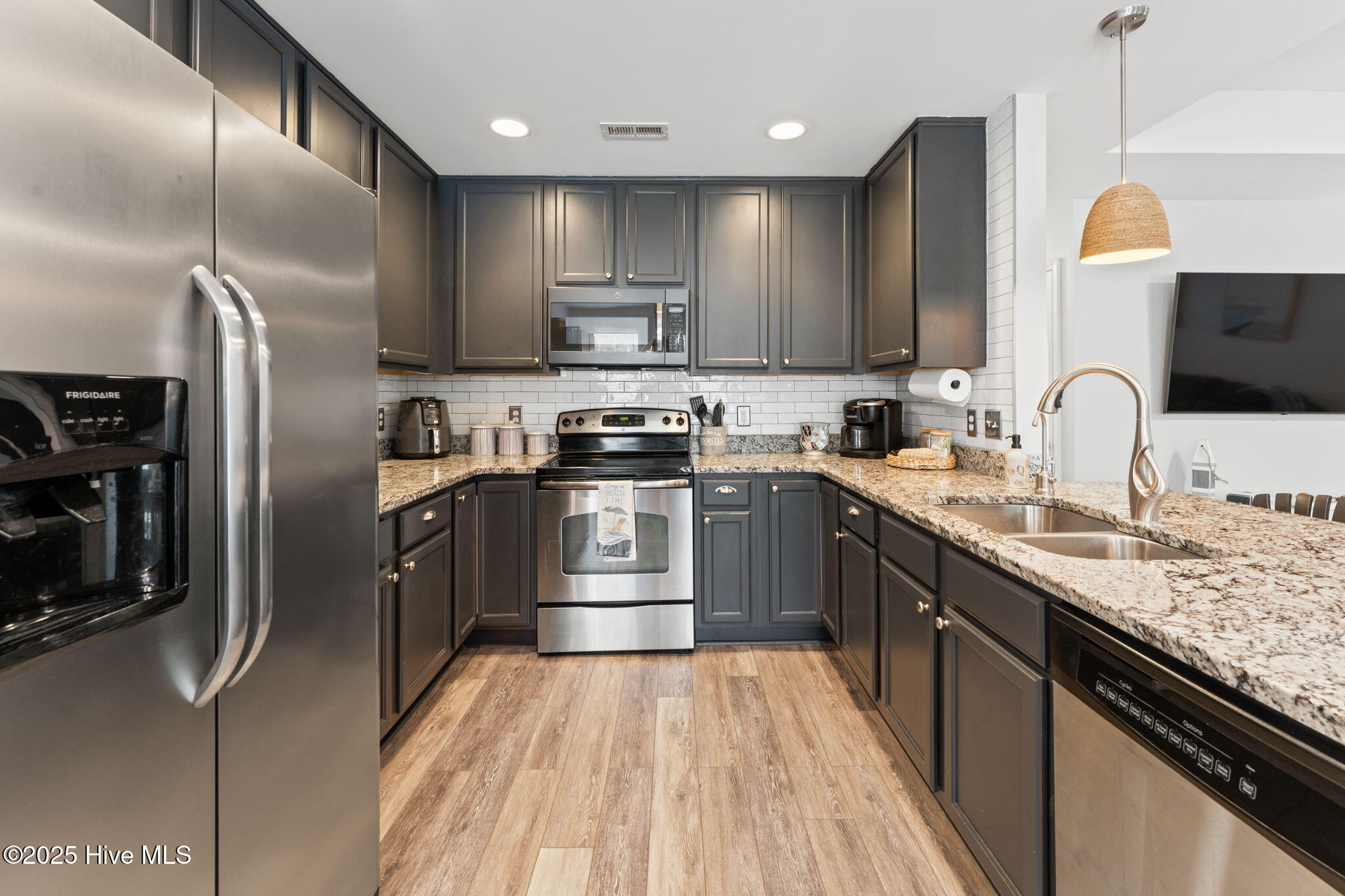 100548300 | Photo 17