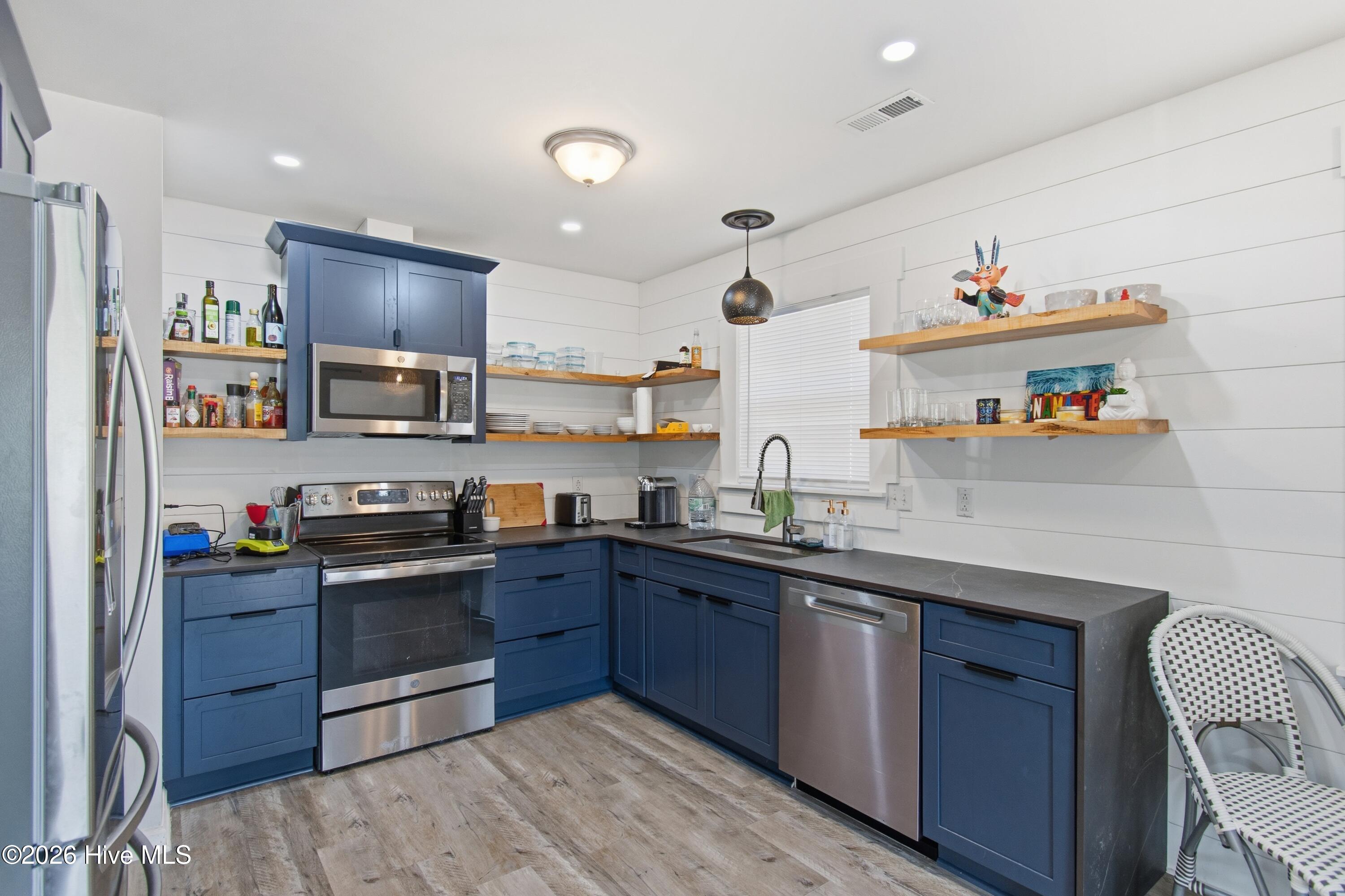 100561306 | Photo 14