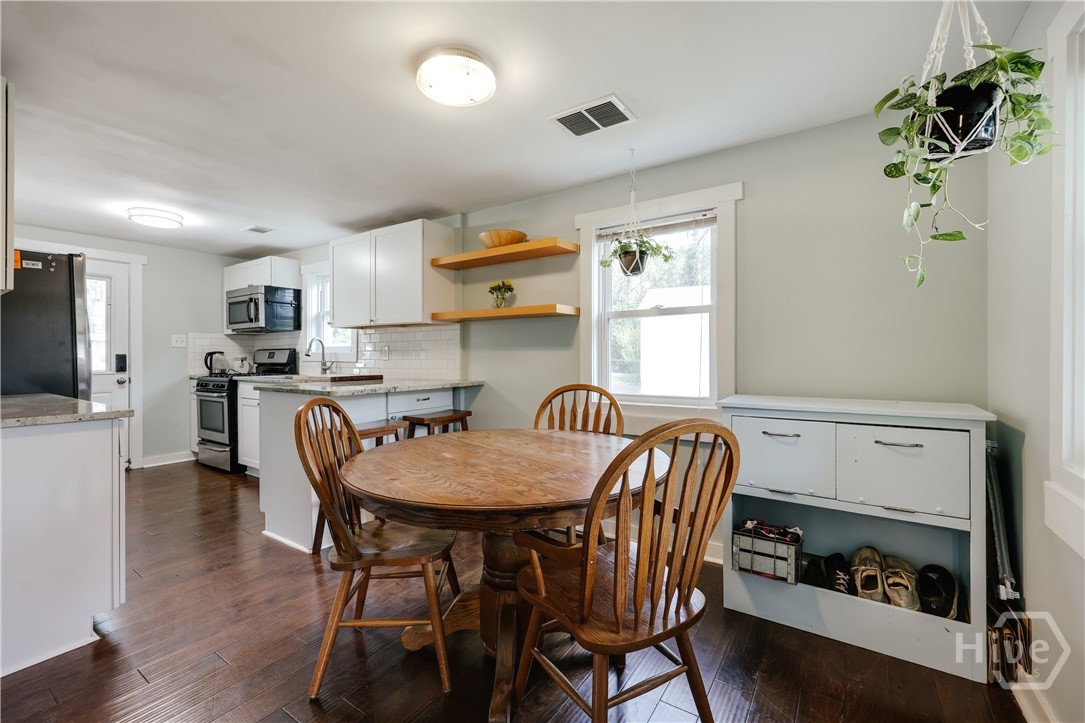 eat in kitchen connects LR to kitchen