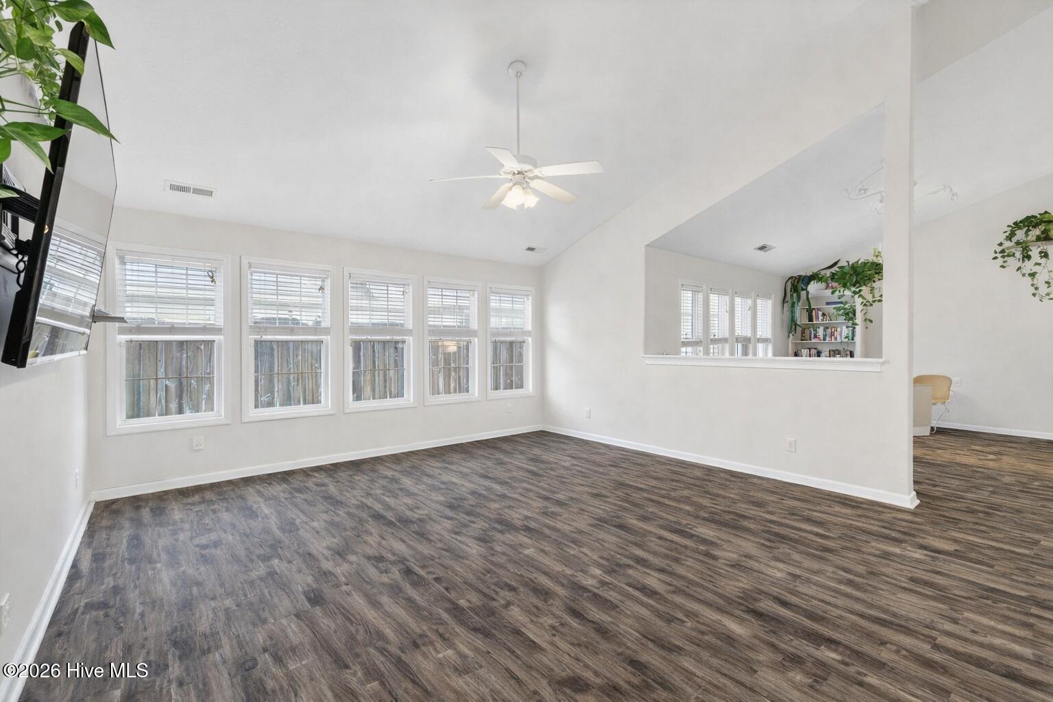 100543269 | Photo 12