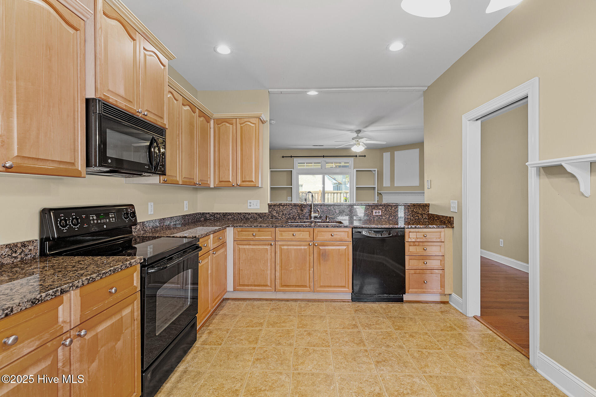 100537210 | Photo 11