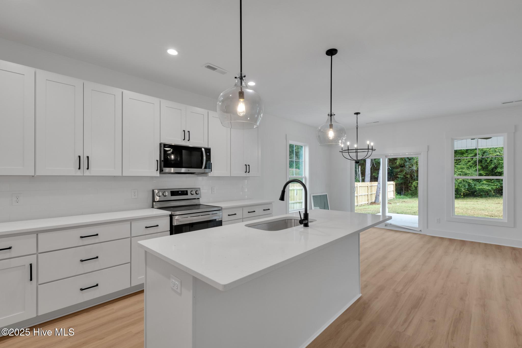 100537116 | Photo 10