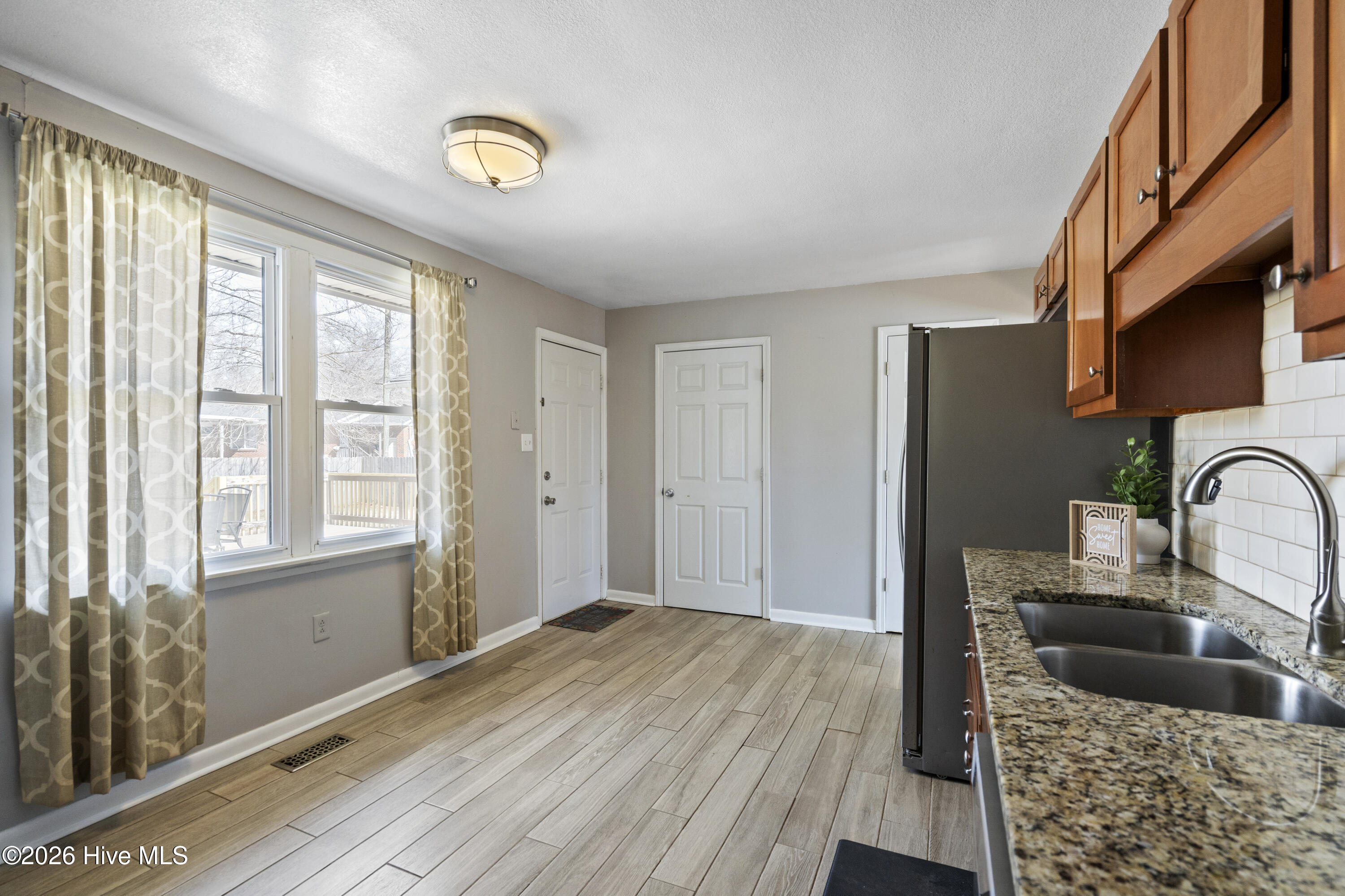 100555407 | Photo 13