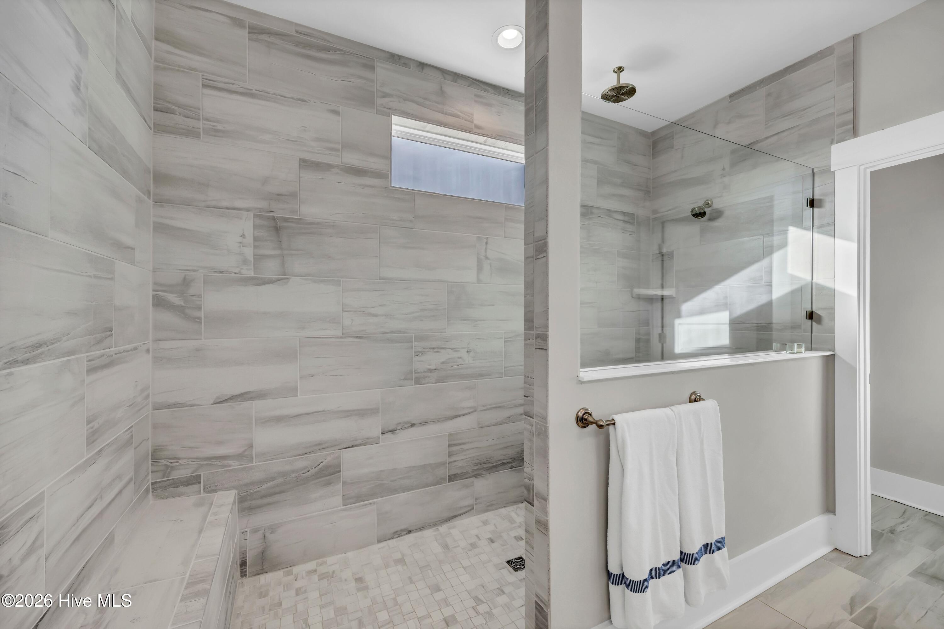 100547699 | Photo 12