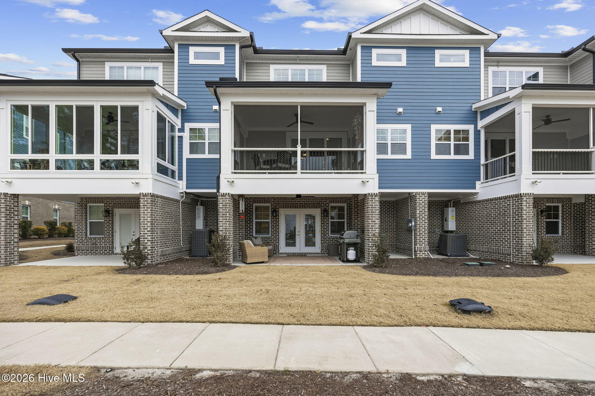 100553827 | Photo 44