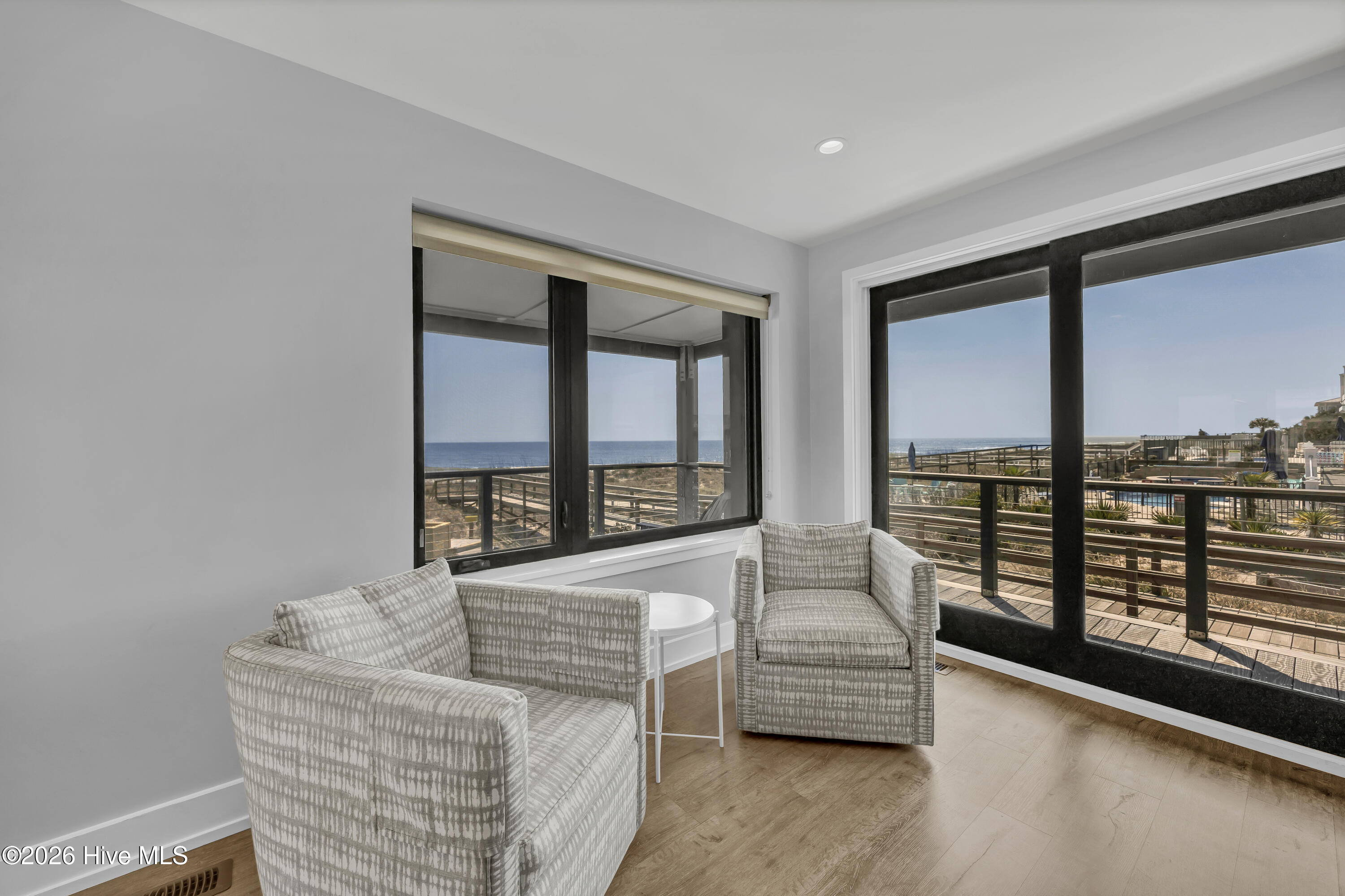 100565280 | Photo 44