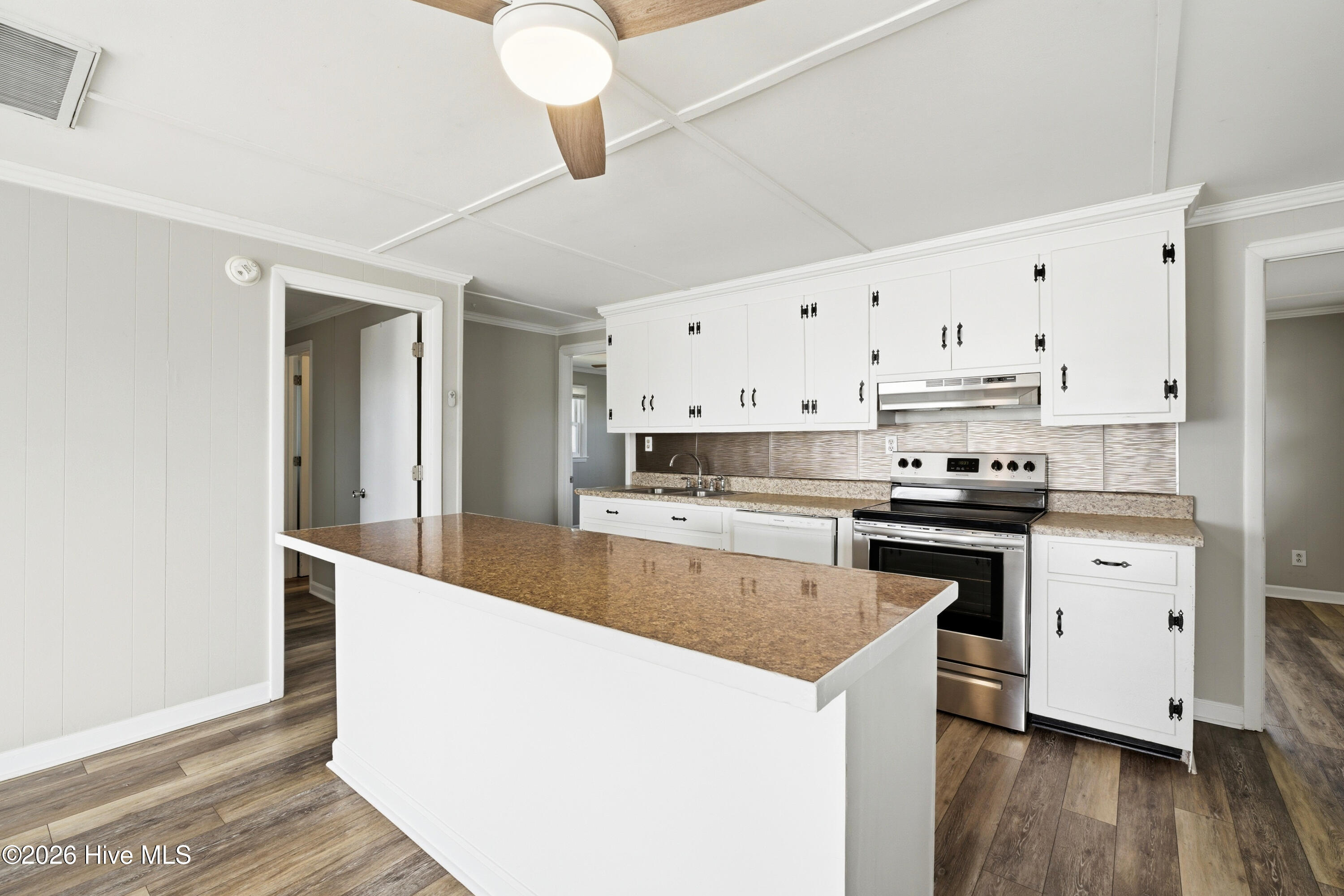 100557870 | Photo 25