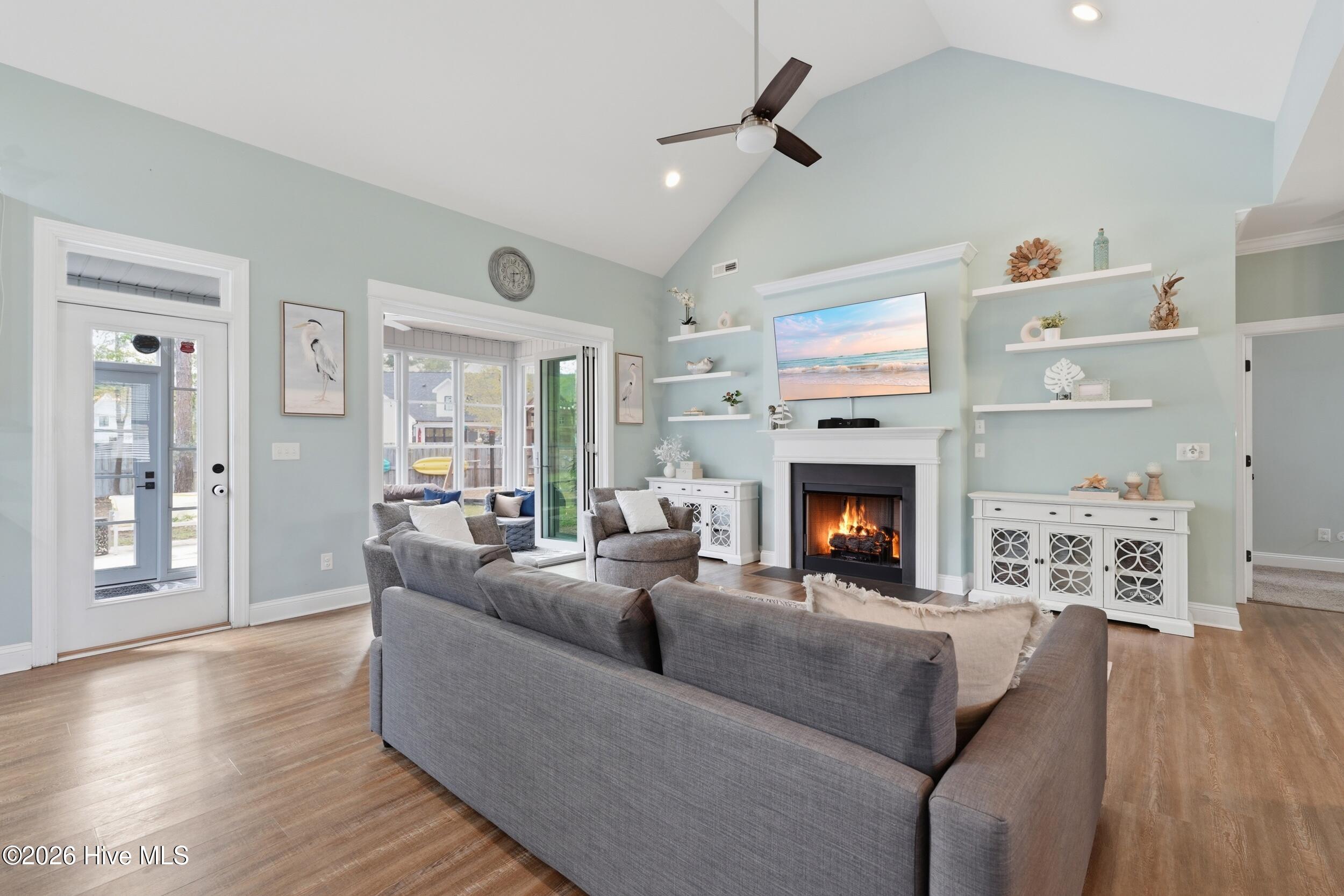 100565388 | Photo 14