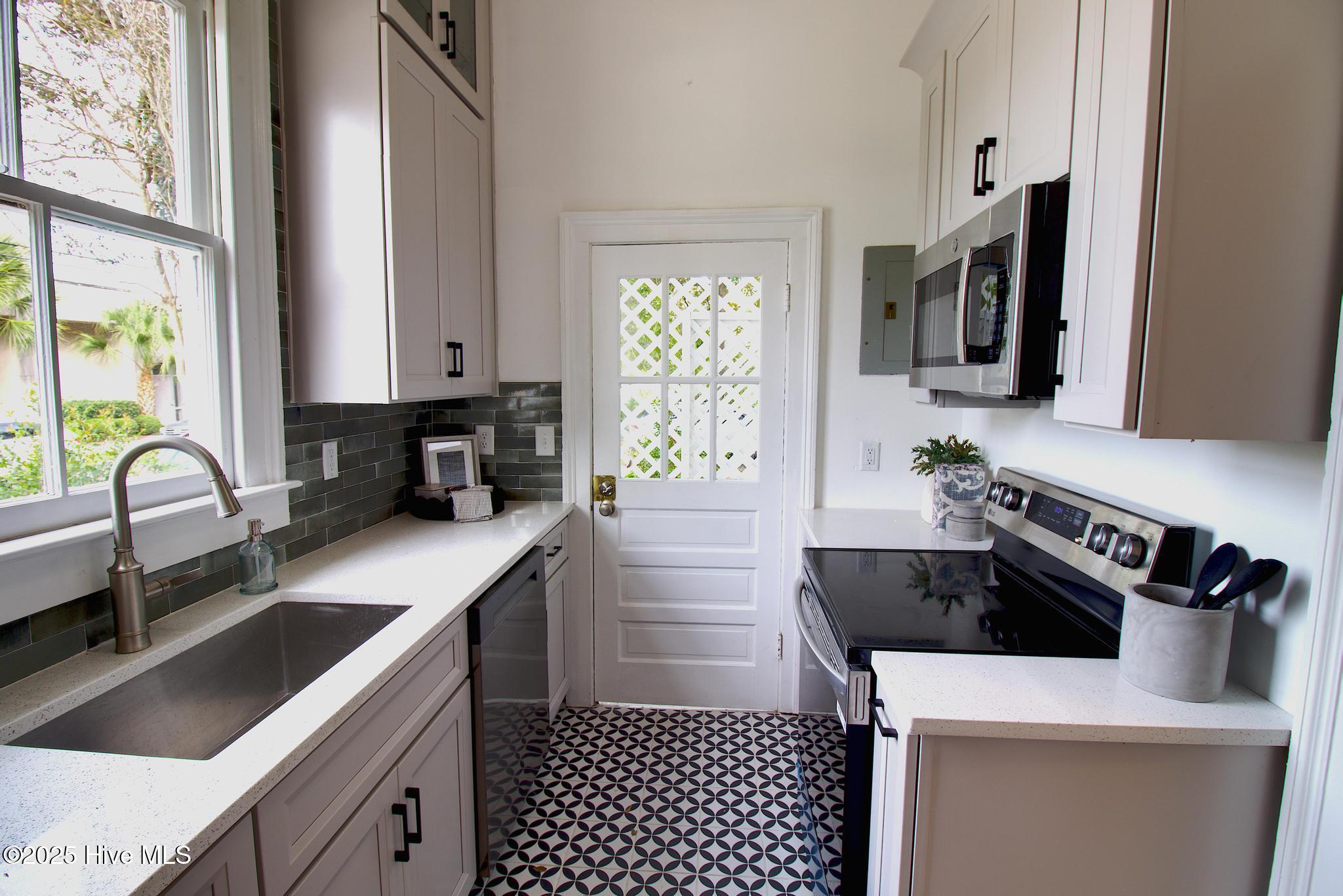 100529895 | Photo 16