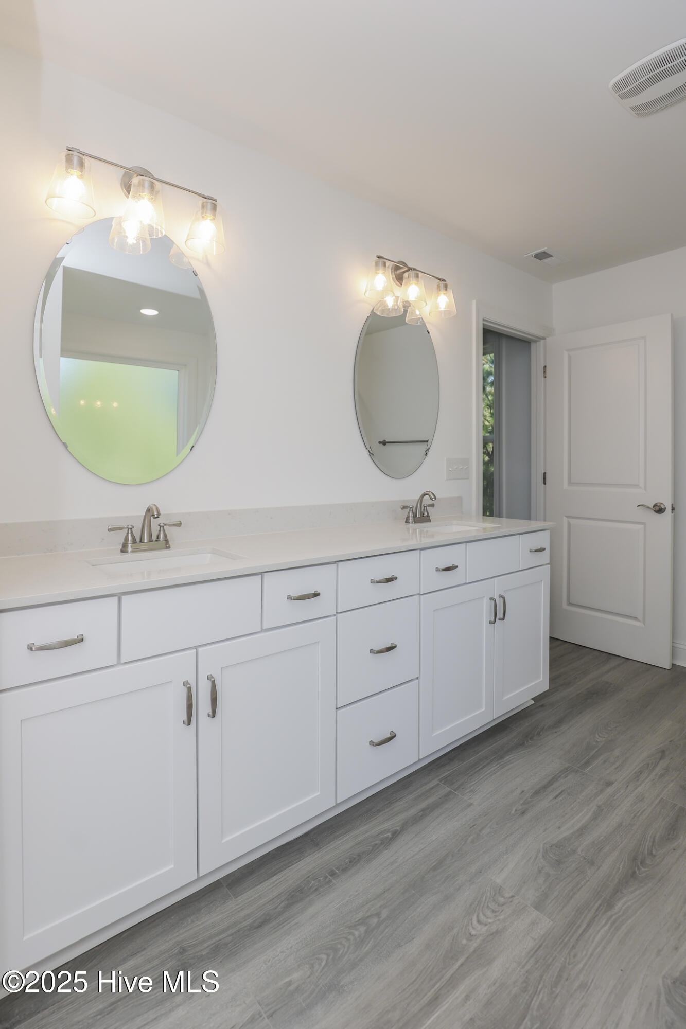 100553822 | Photo 72