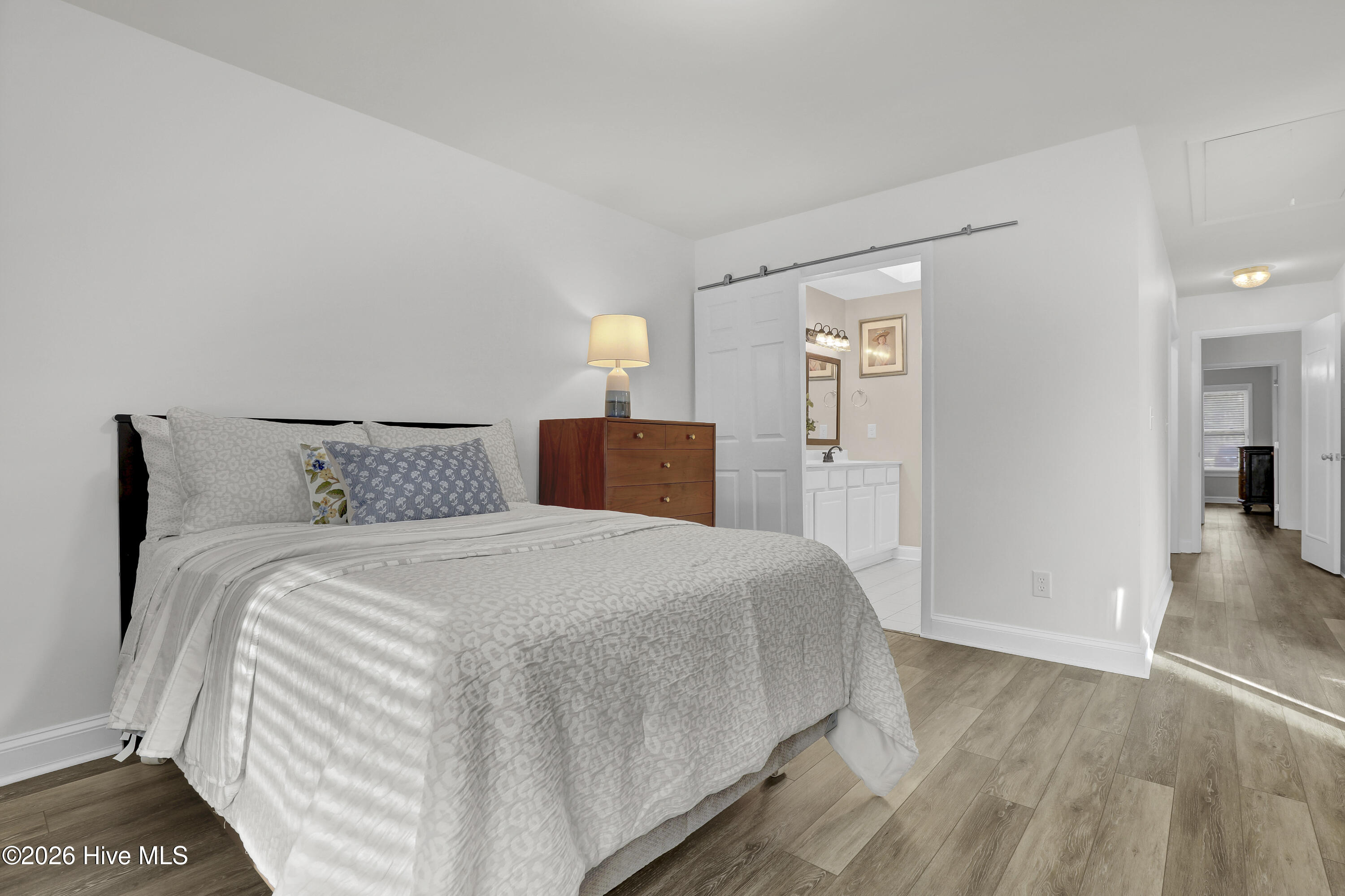 100549280 | Photo 22