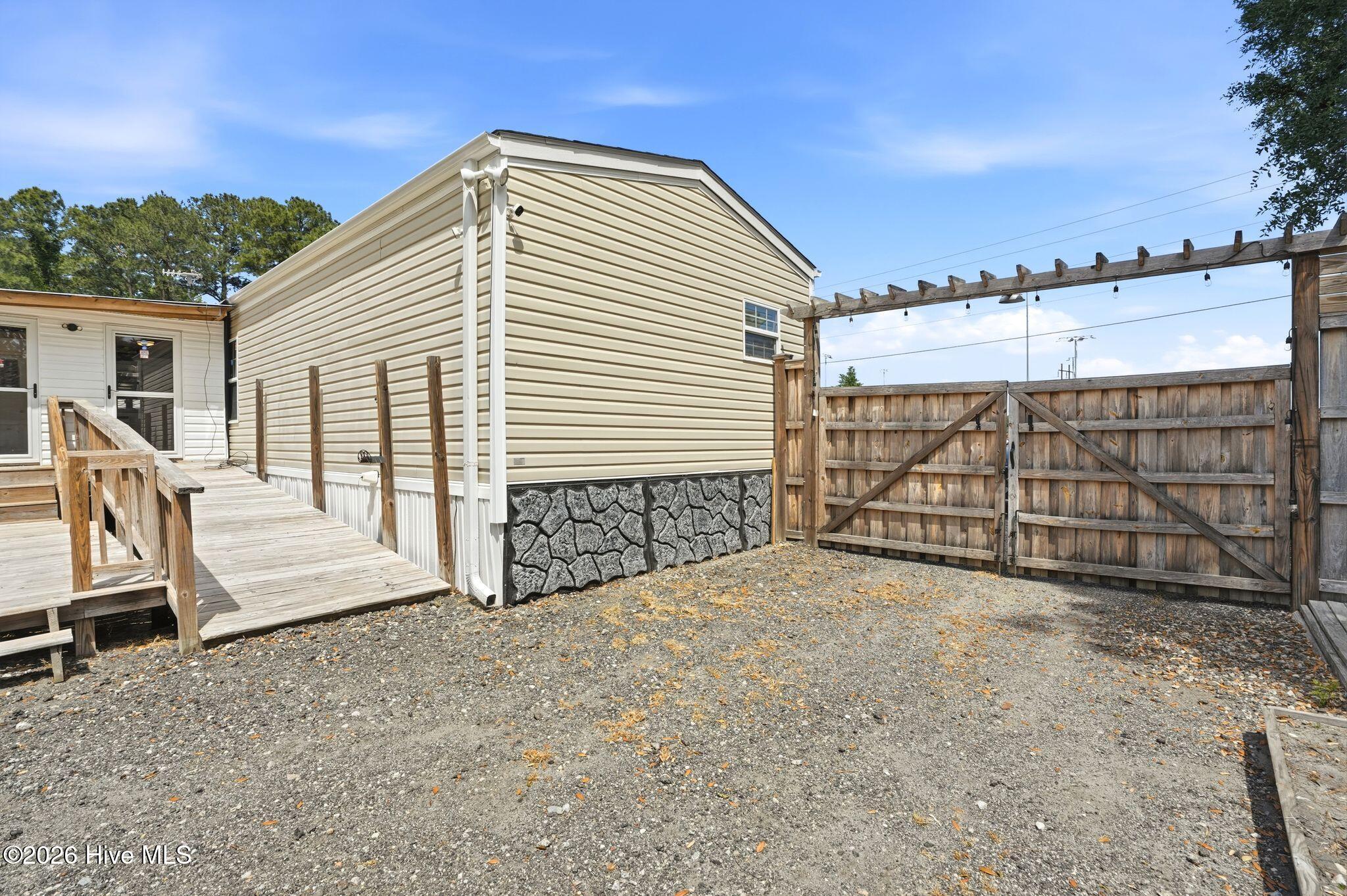 100570161 | Photo 31