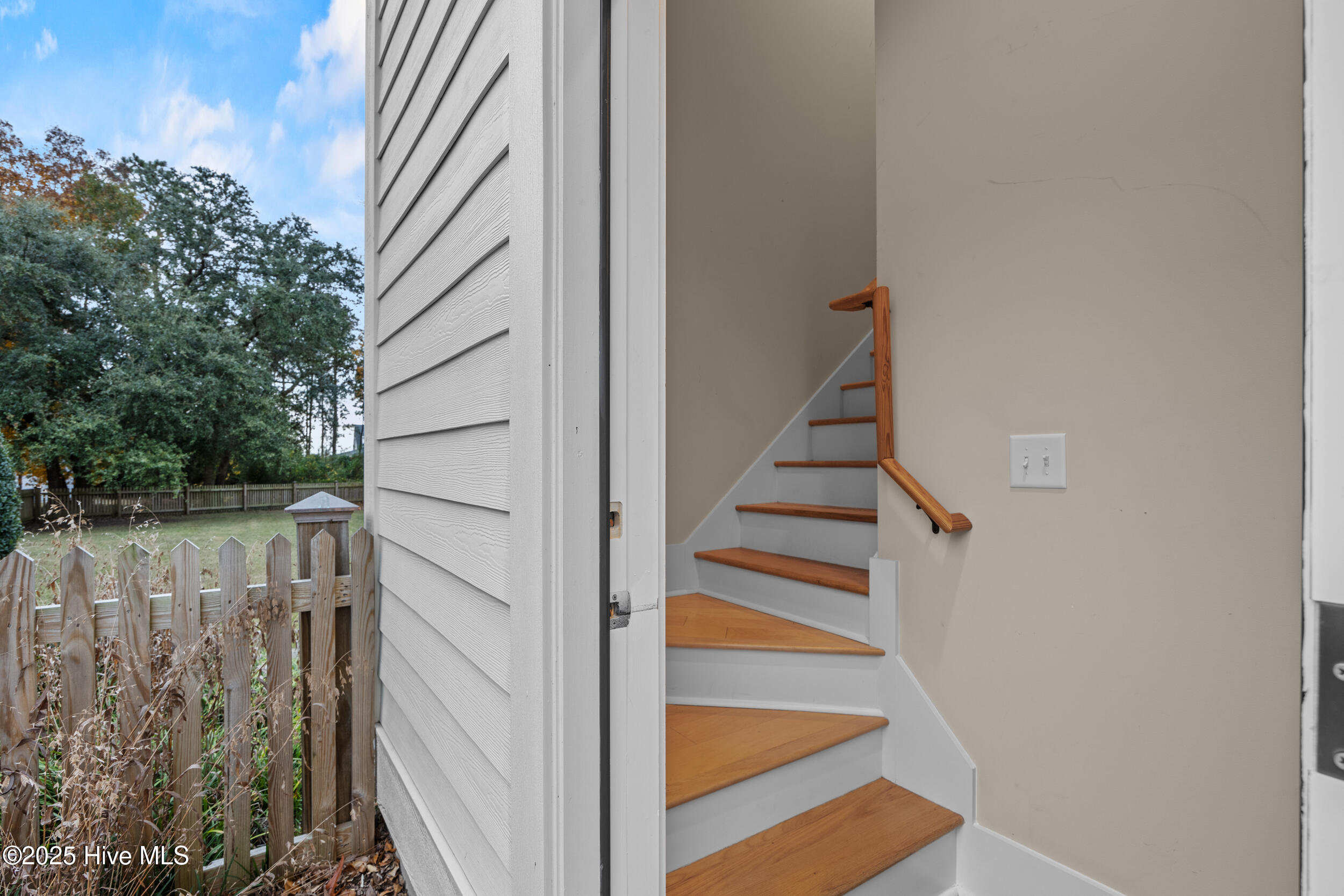 100570509 | Photo 64