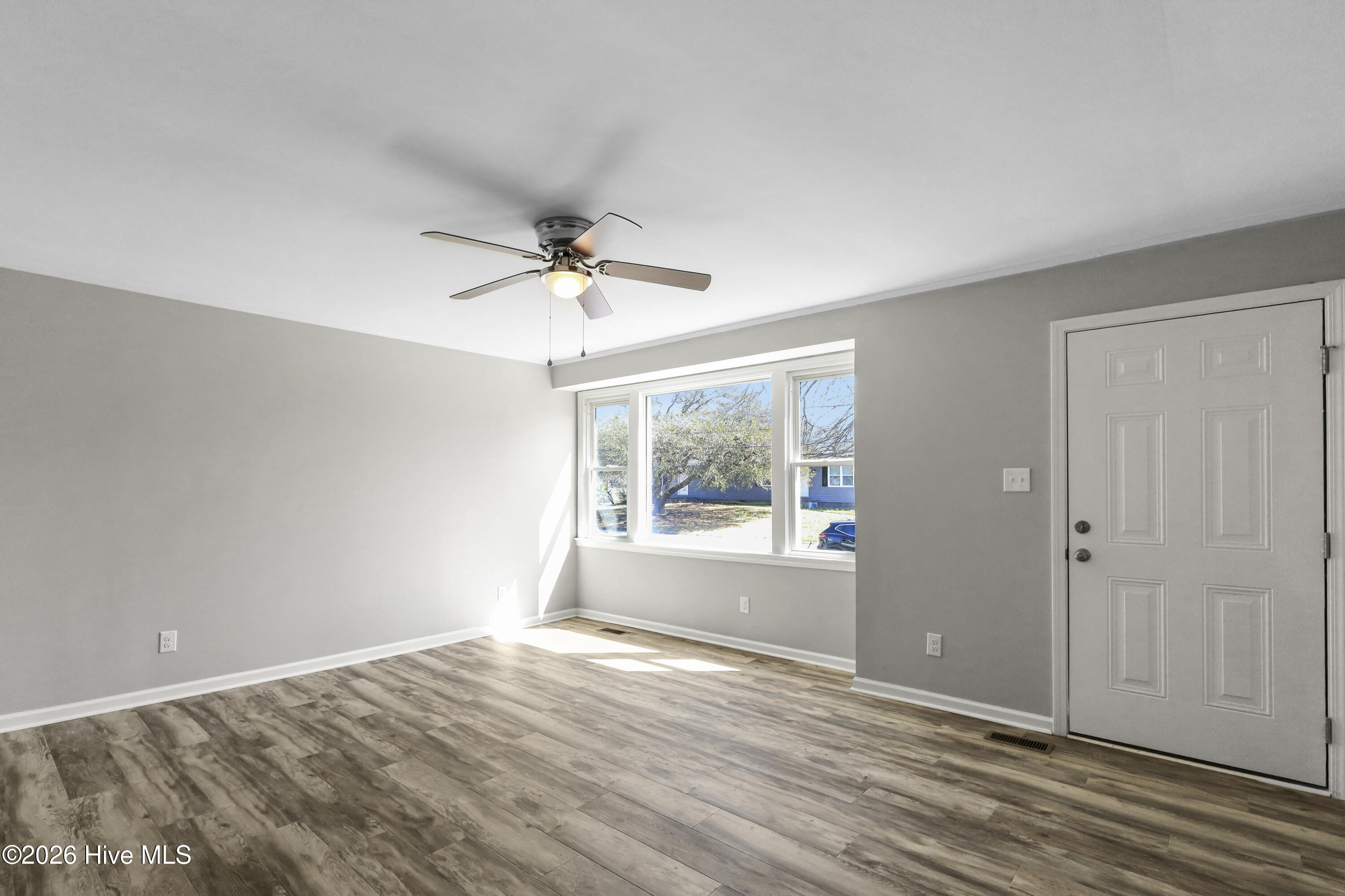 100560187 | Photo 22