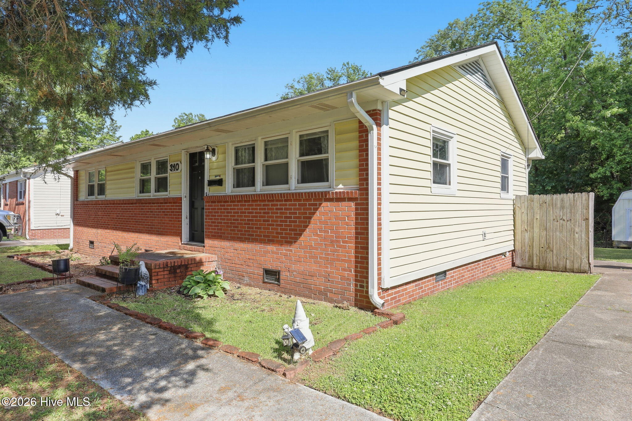 100570978 | Photo 3
