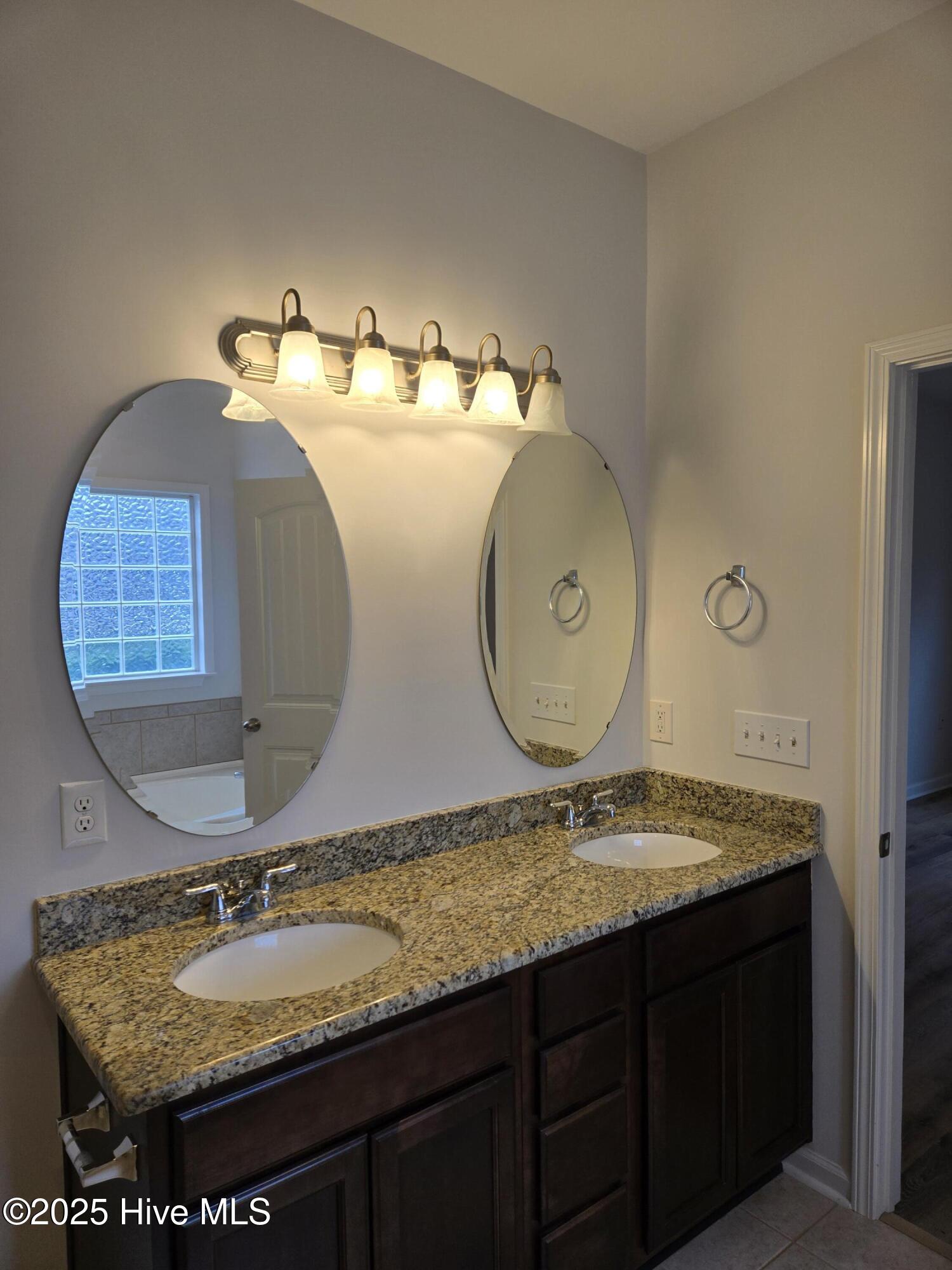 100544610 | Photo 15