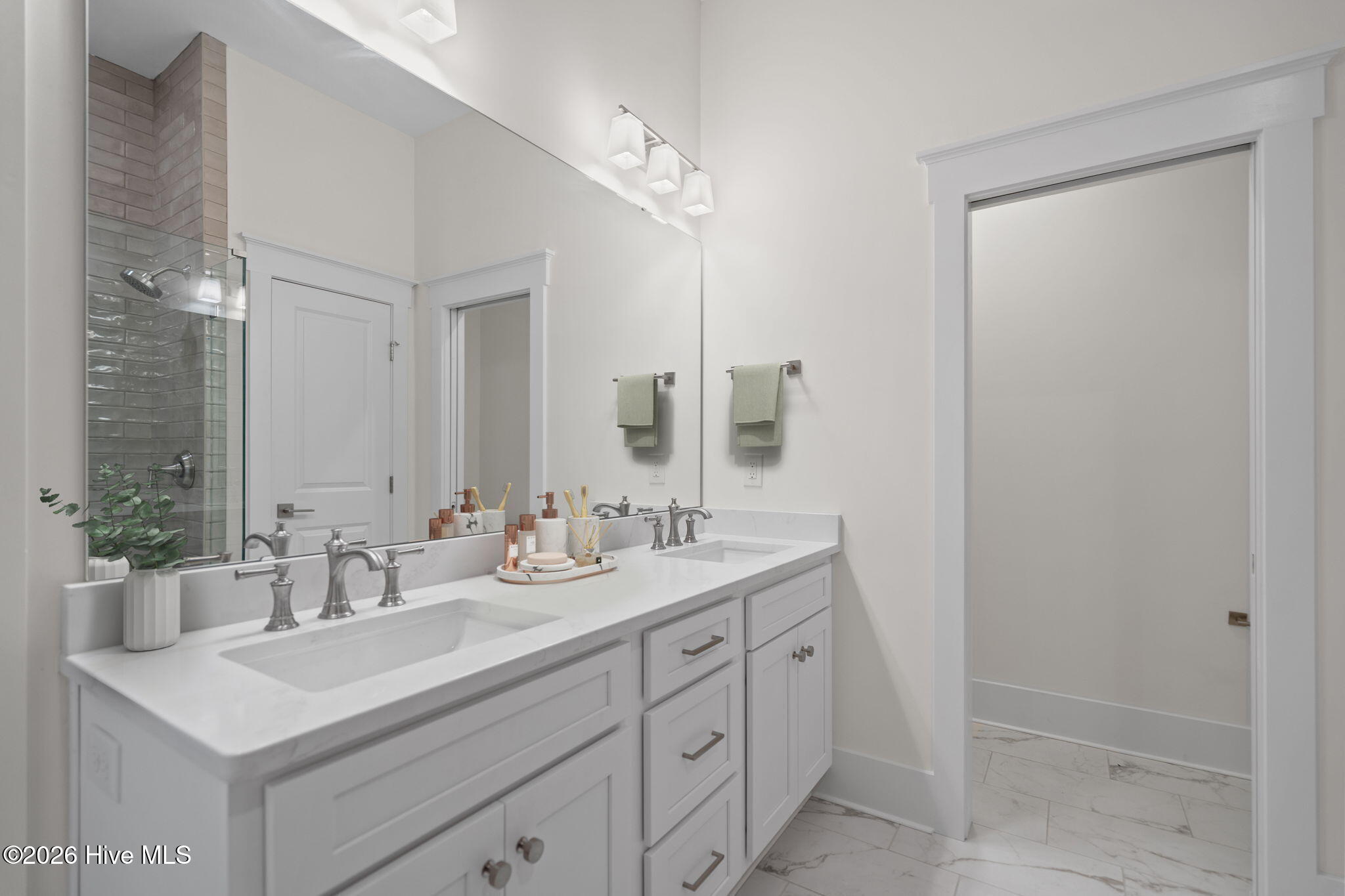 100564370 | Photo 20