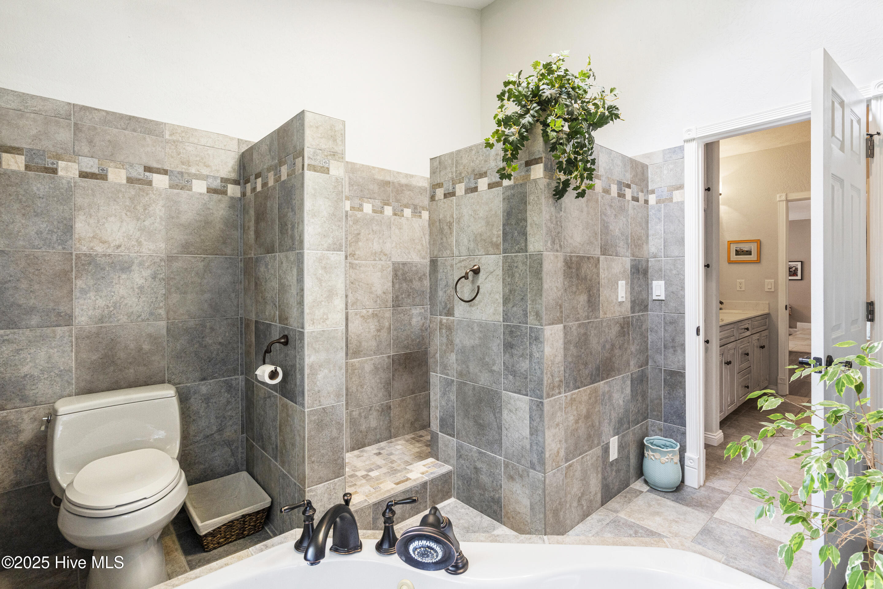 100569480 | Photo 51