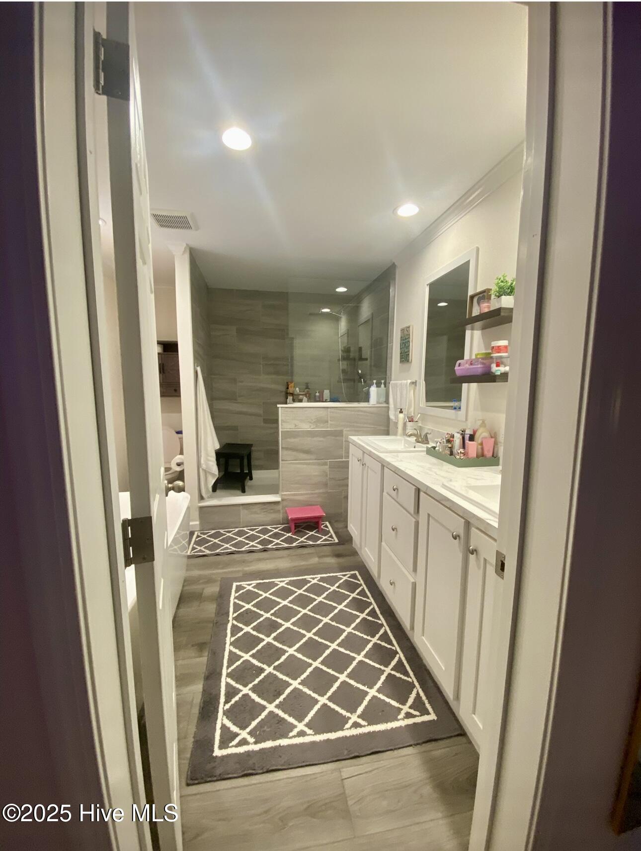 100549278 | Photo 23