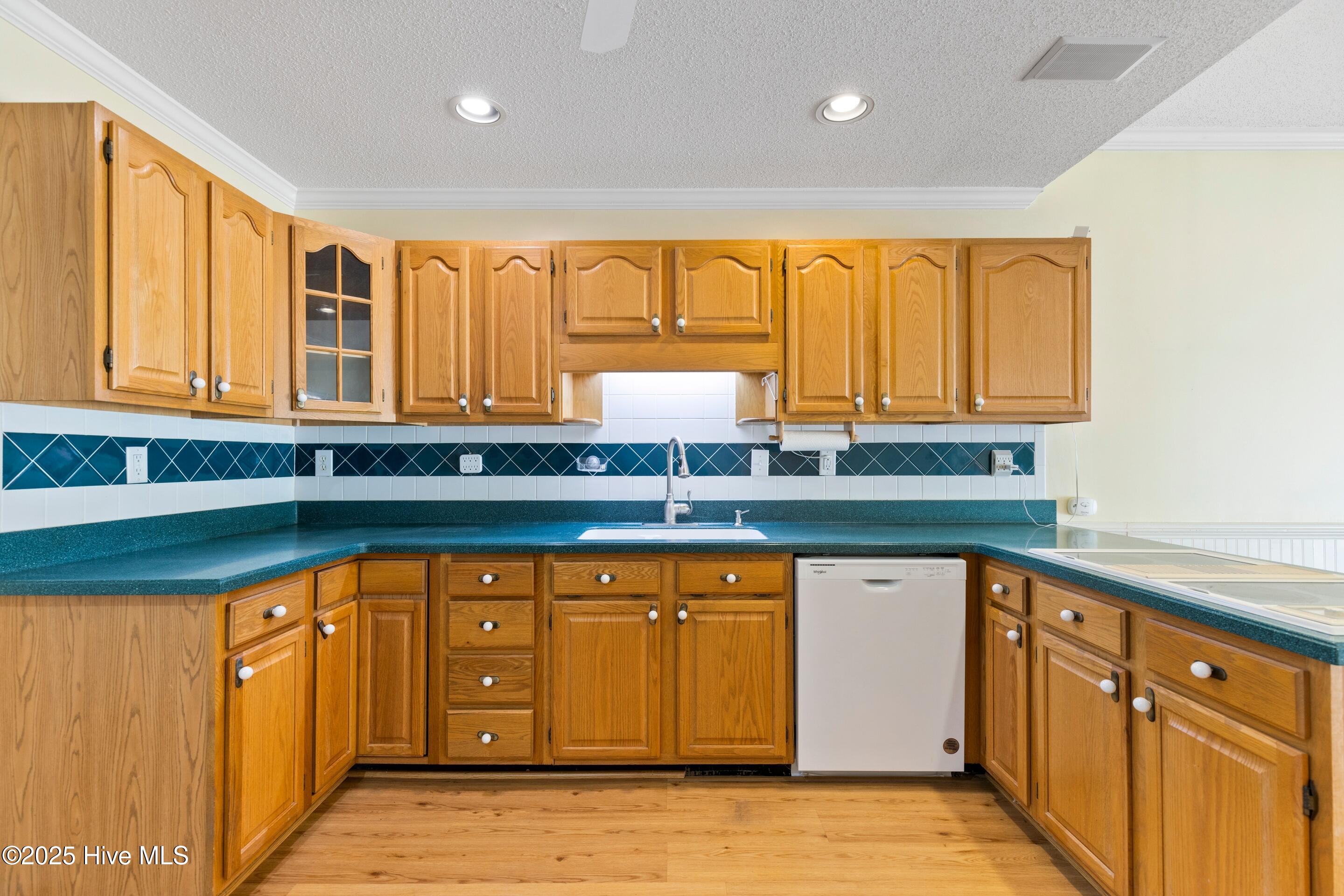 100540586 | Photo 13