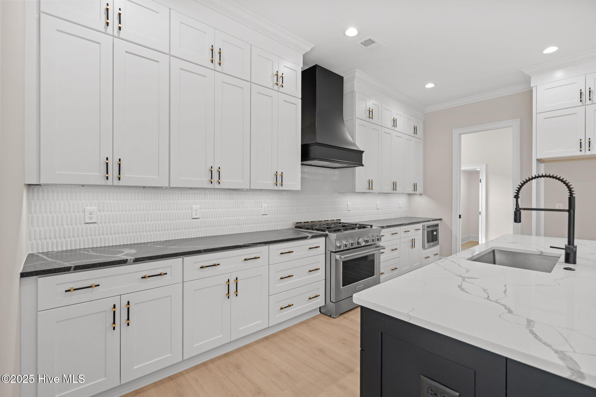 100509277 | Photo 18