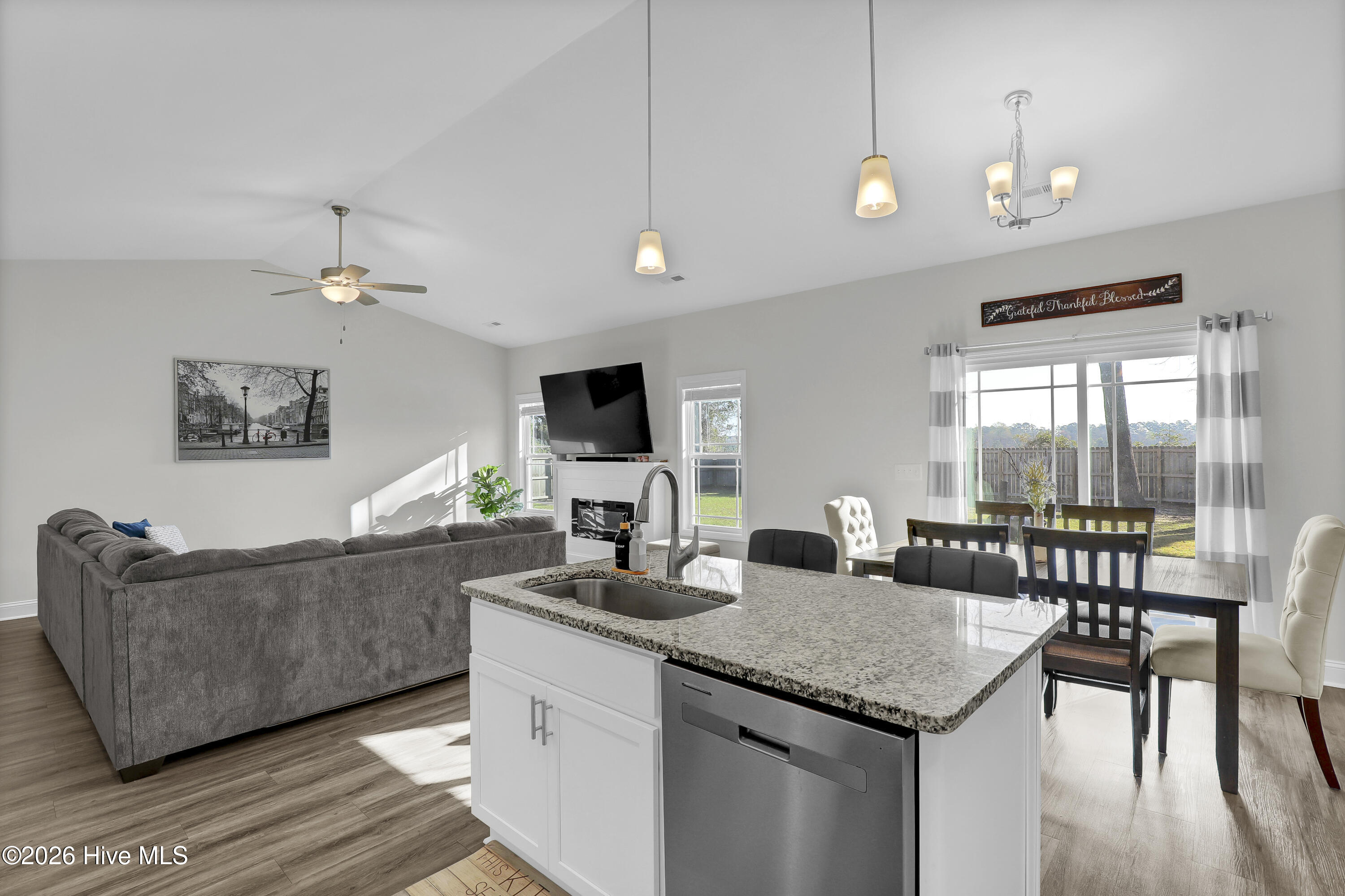 100565079 | Photo 23