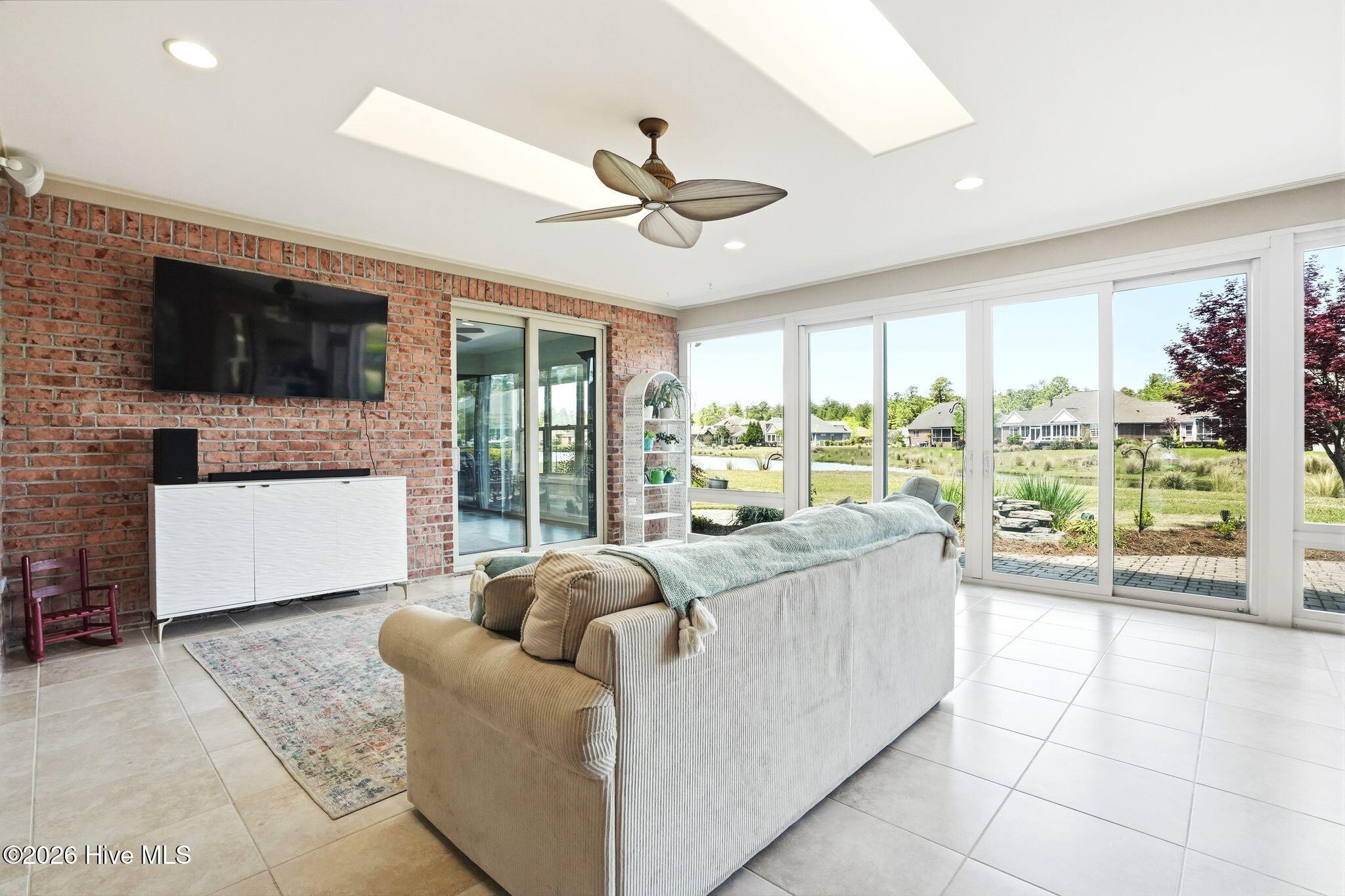 100565235 | Photo 28