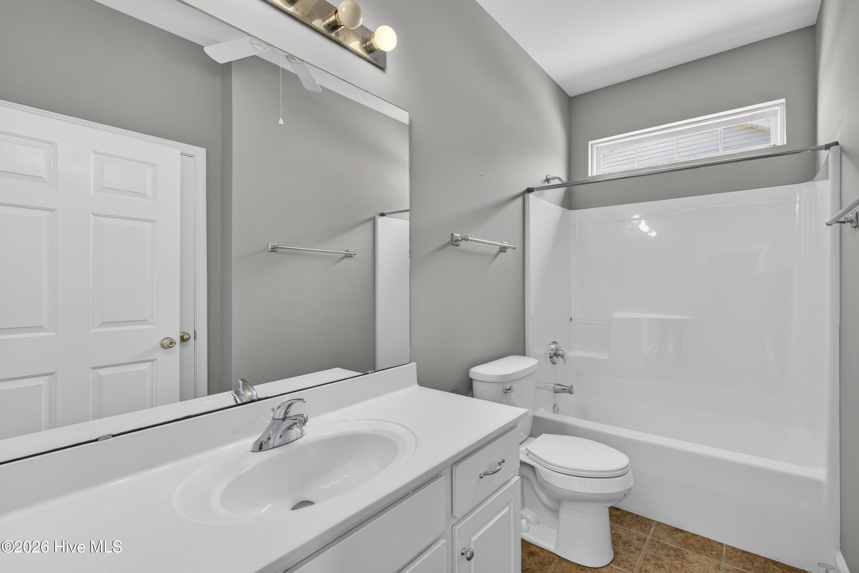 100562348 | Photo 18