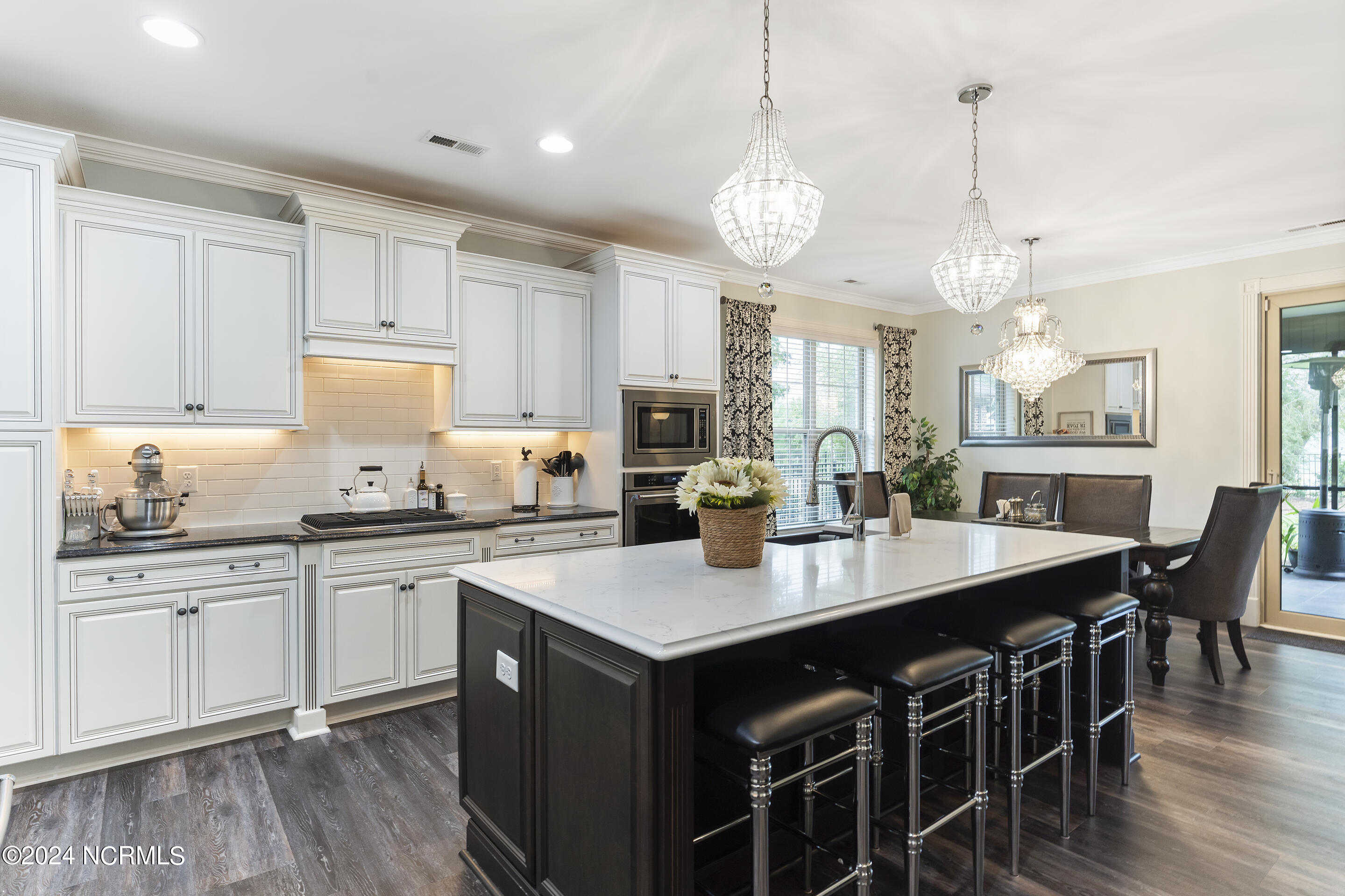 100554009 | Photo 16