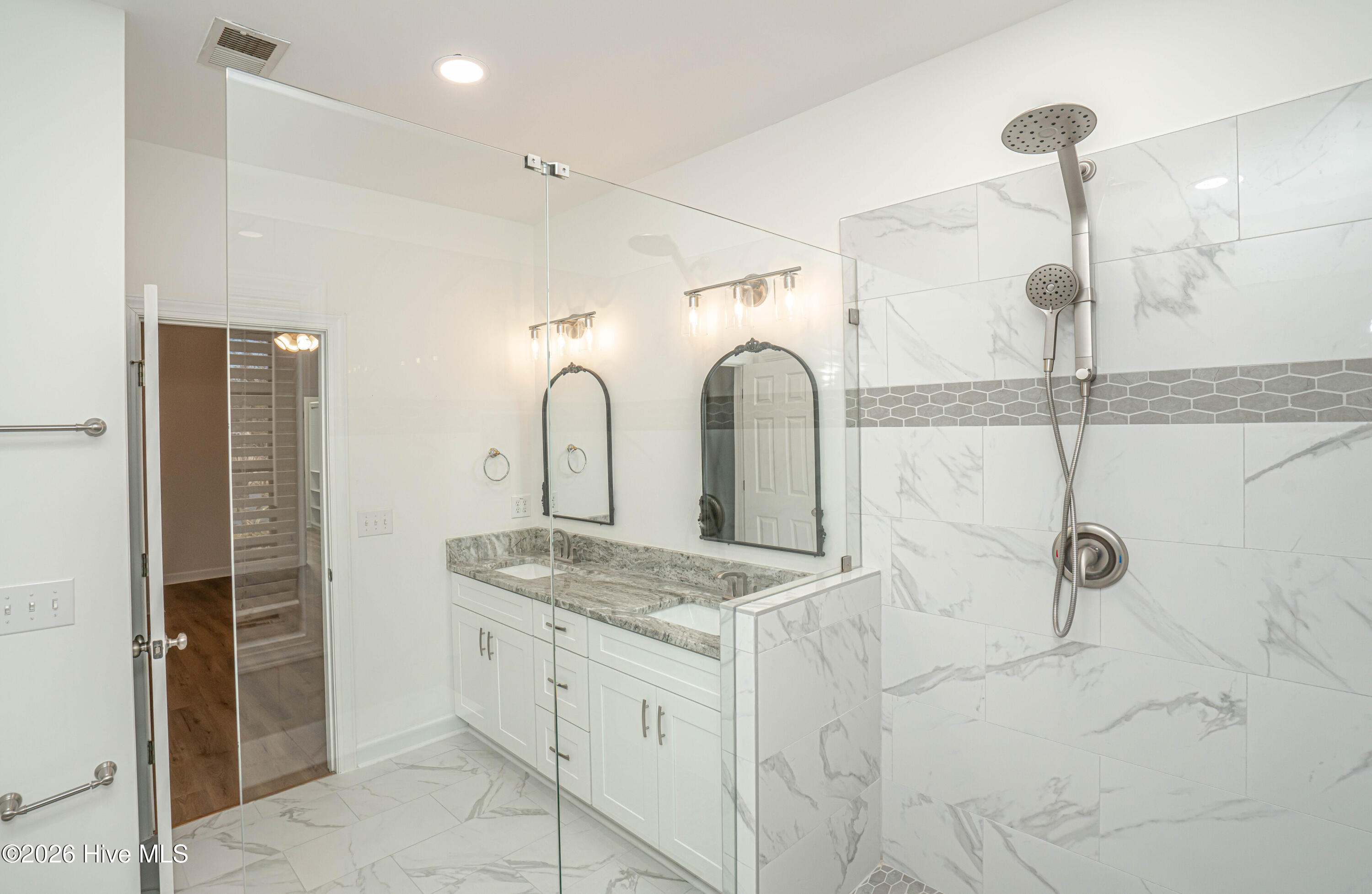 100553430 | Photo 44