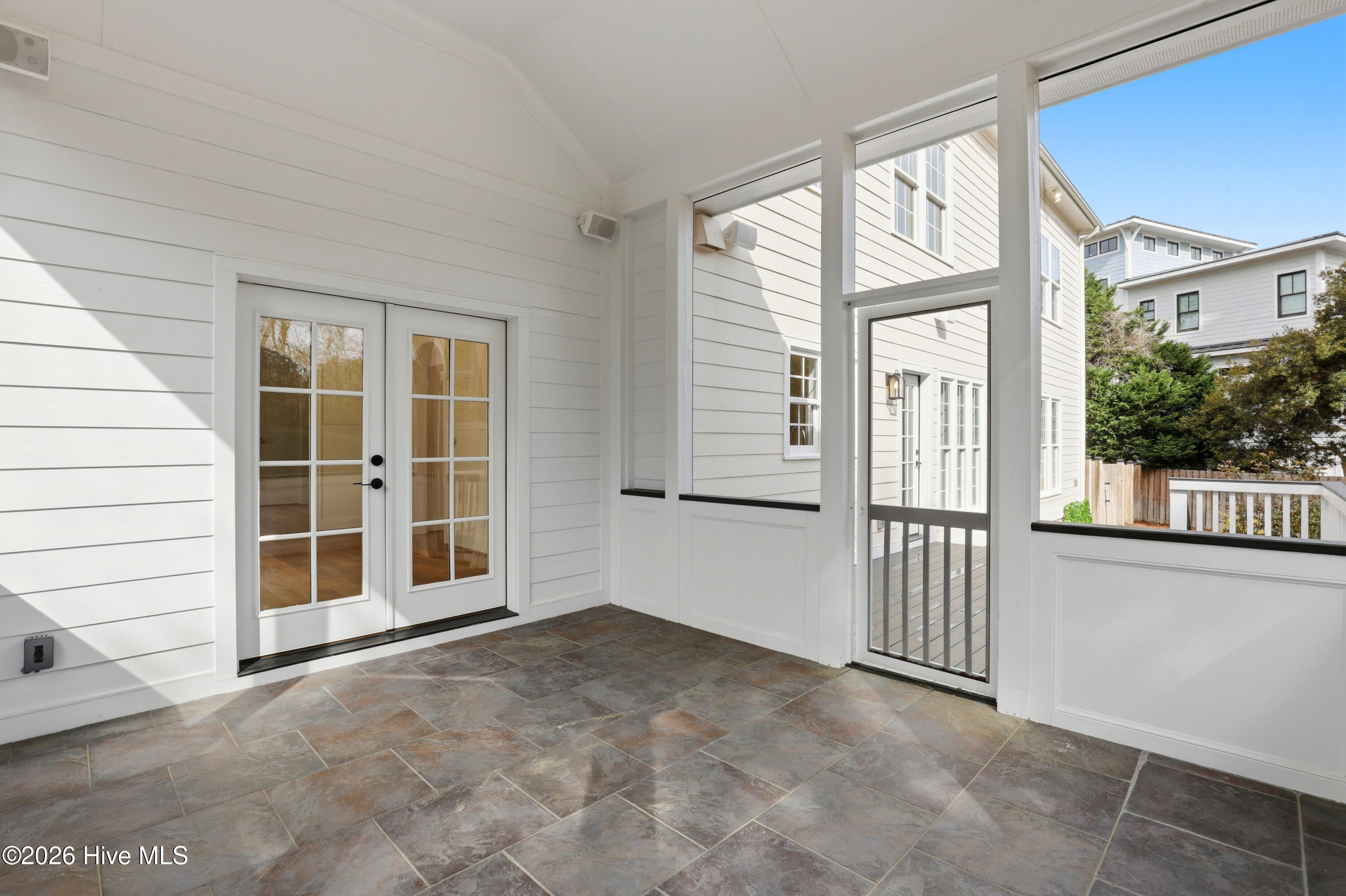 100562697 | Photo 61