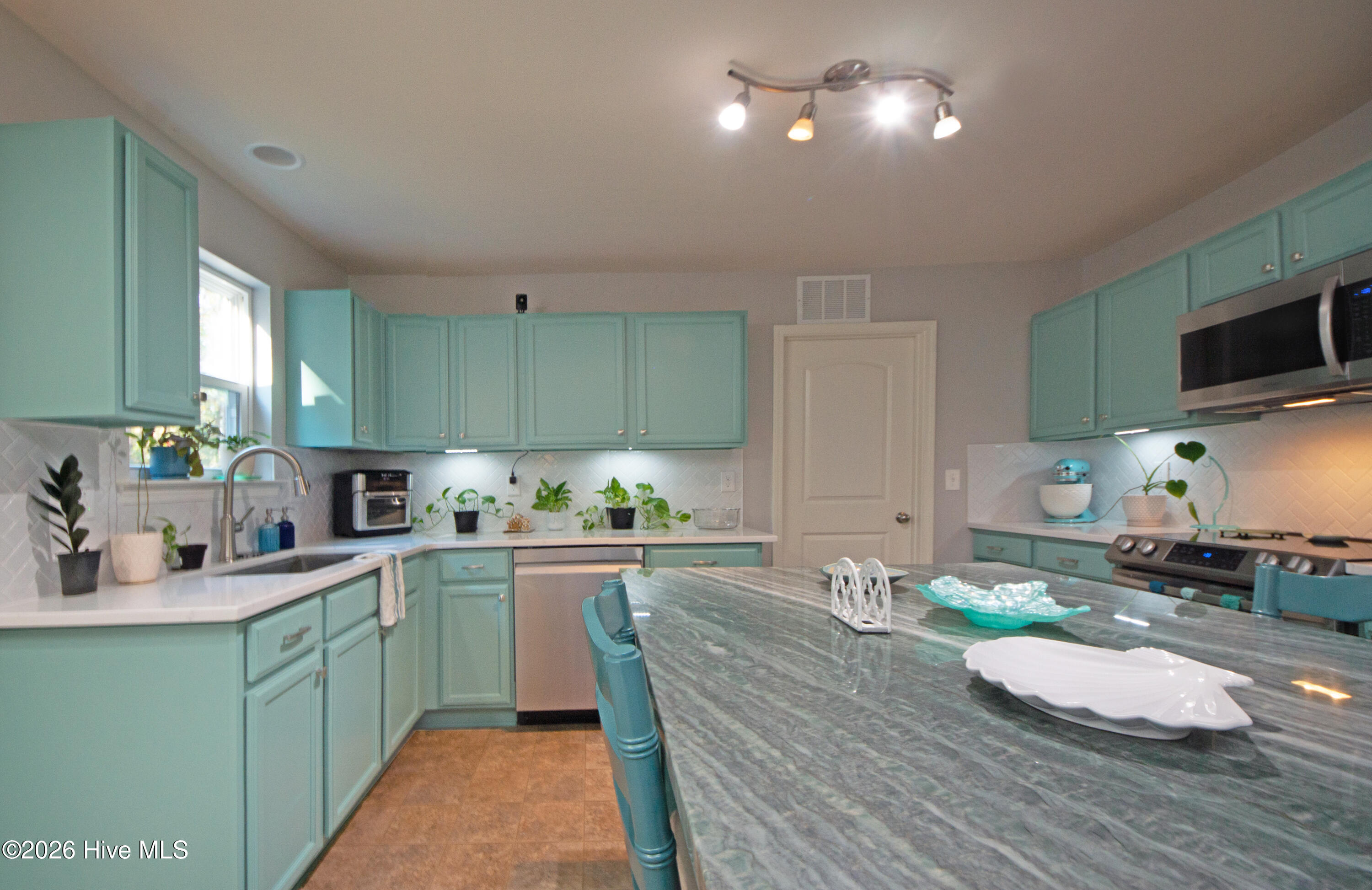 100542211 | Photo 23