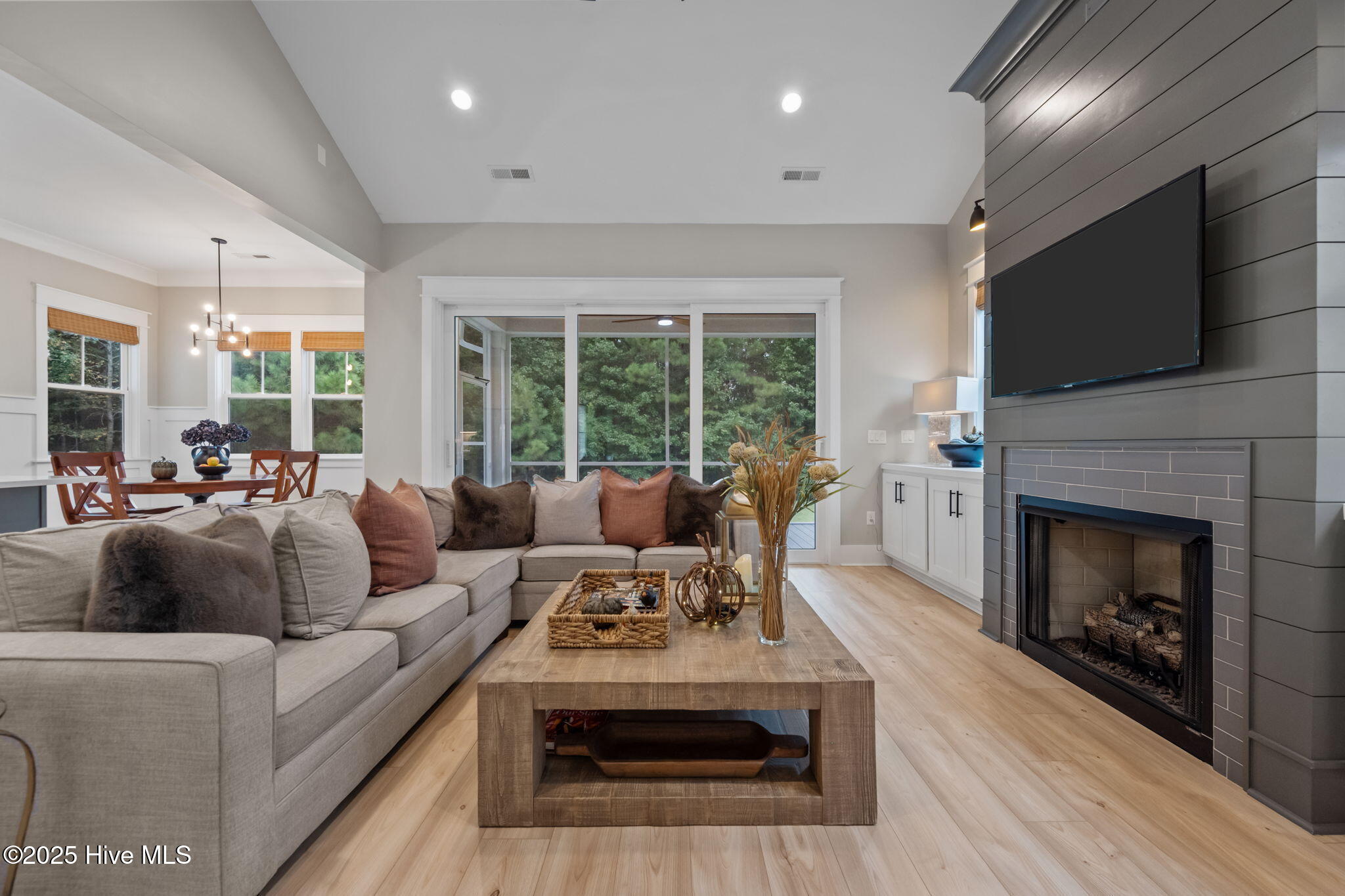 100535671 | Photo 11